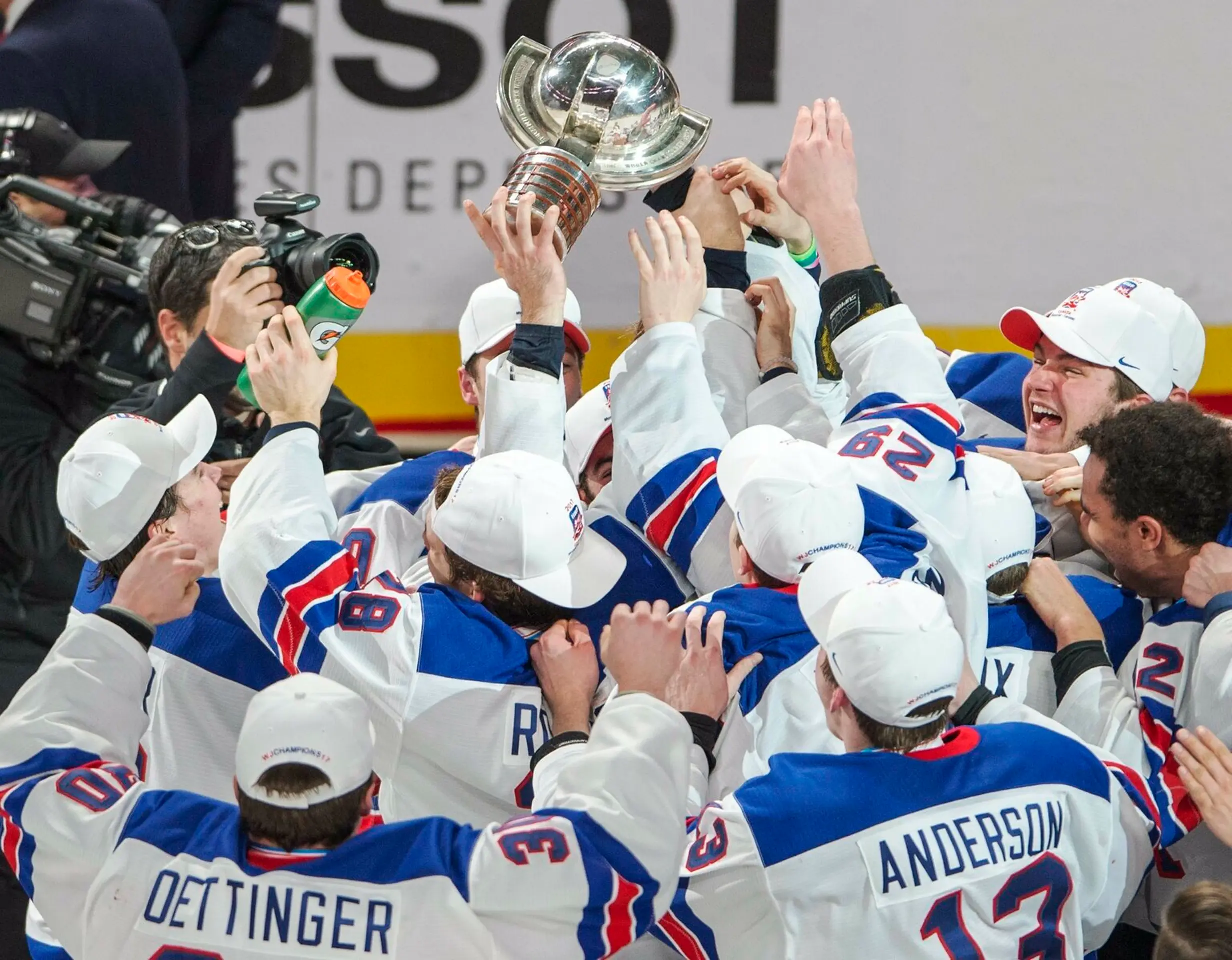 Ameríckí juniori získali trofej pre najlepší tím sveta.