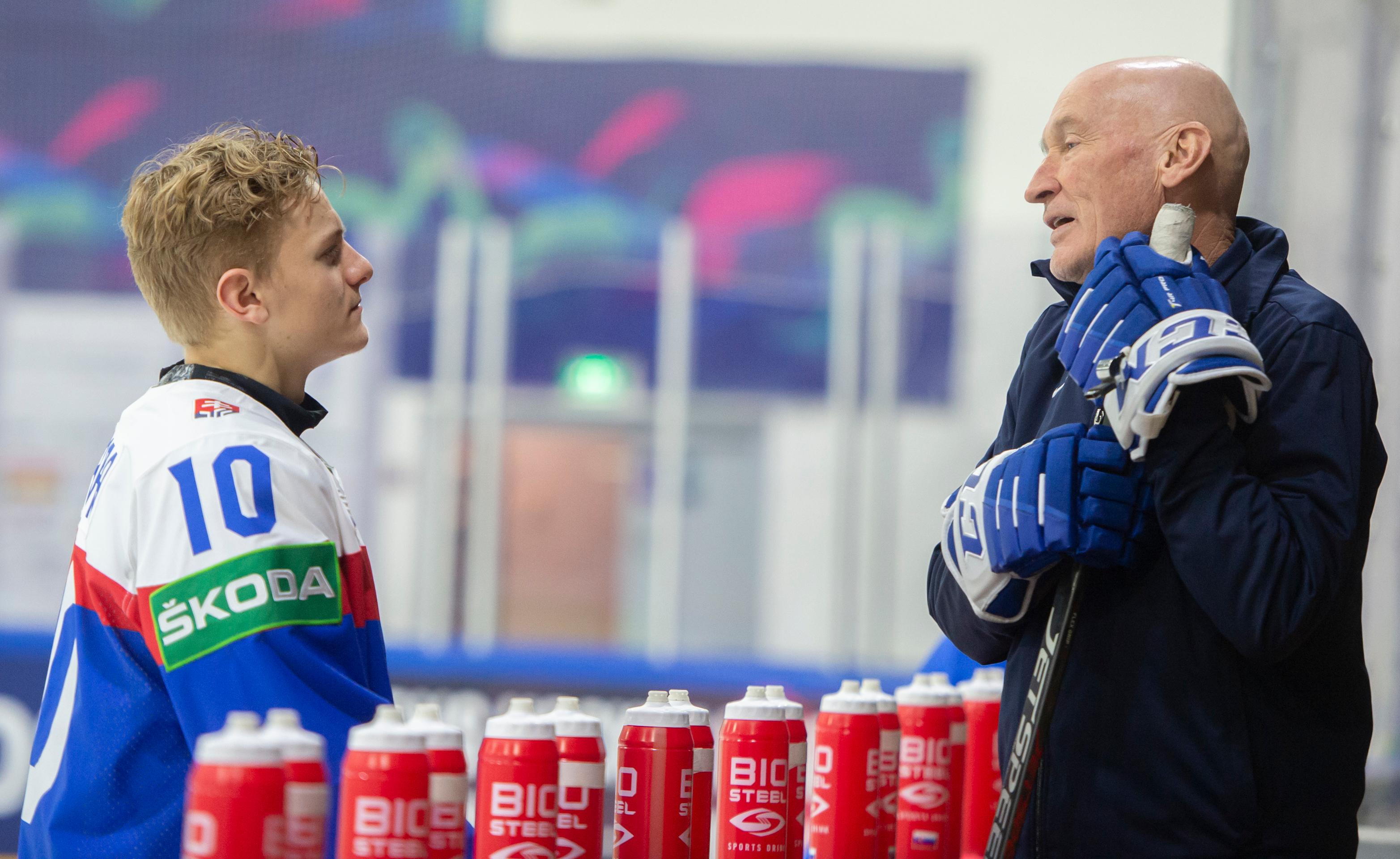 Sprava tréner slovenských hokejistov Craig Ramsay a Adam Sýkora počas spoločného fotenia tímu na MS 2022.