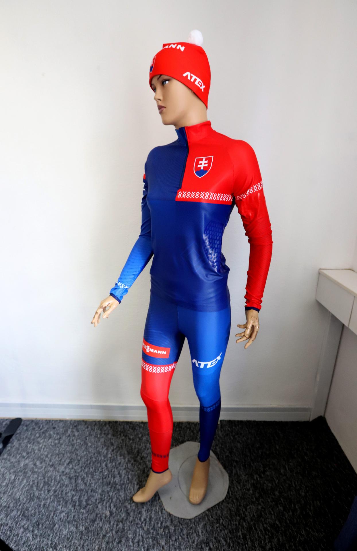 Nová reprezentačná kombinéza počas tlačovej konferencie Slovenského zväzu biatlonu.