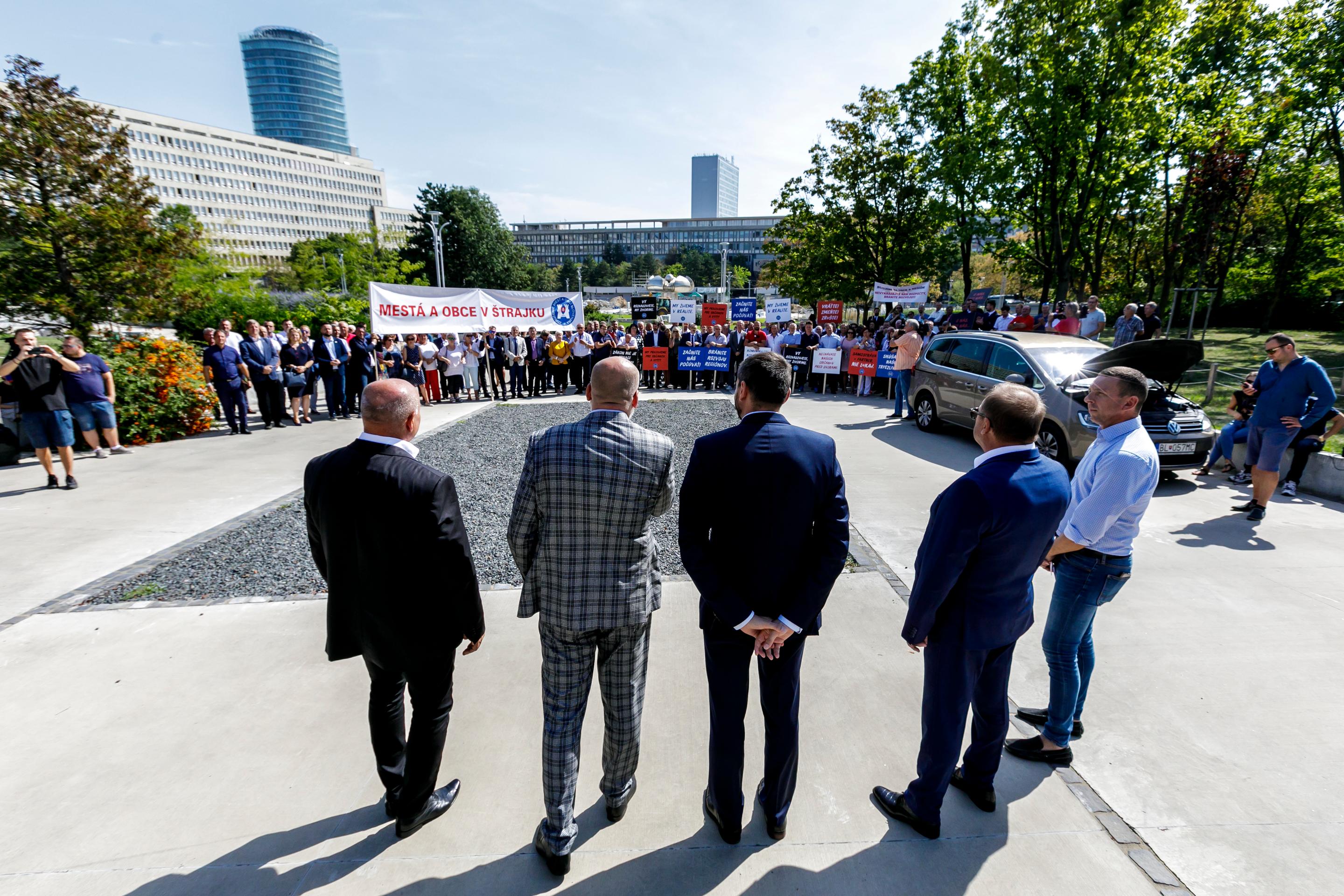 Snímka z protestu Združenia miest a obcí Slovenska (ZMOS) pred Úradom vlády SR v Bratislave.