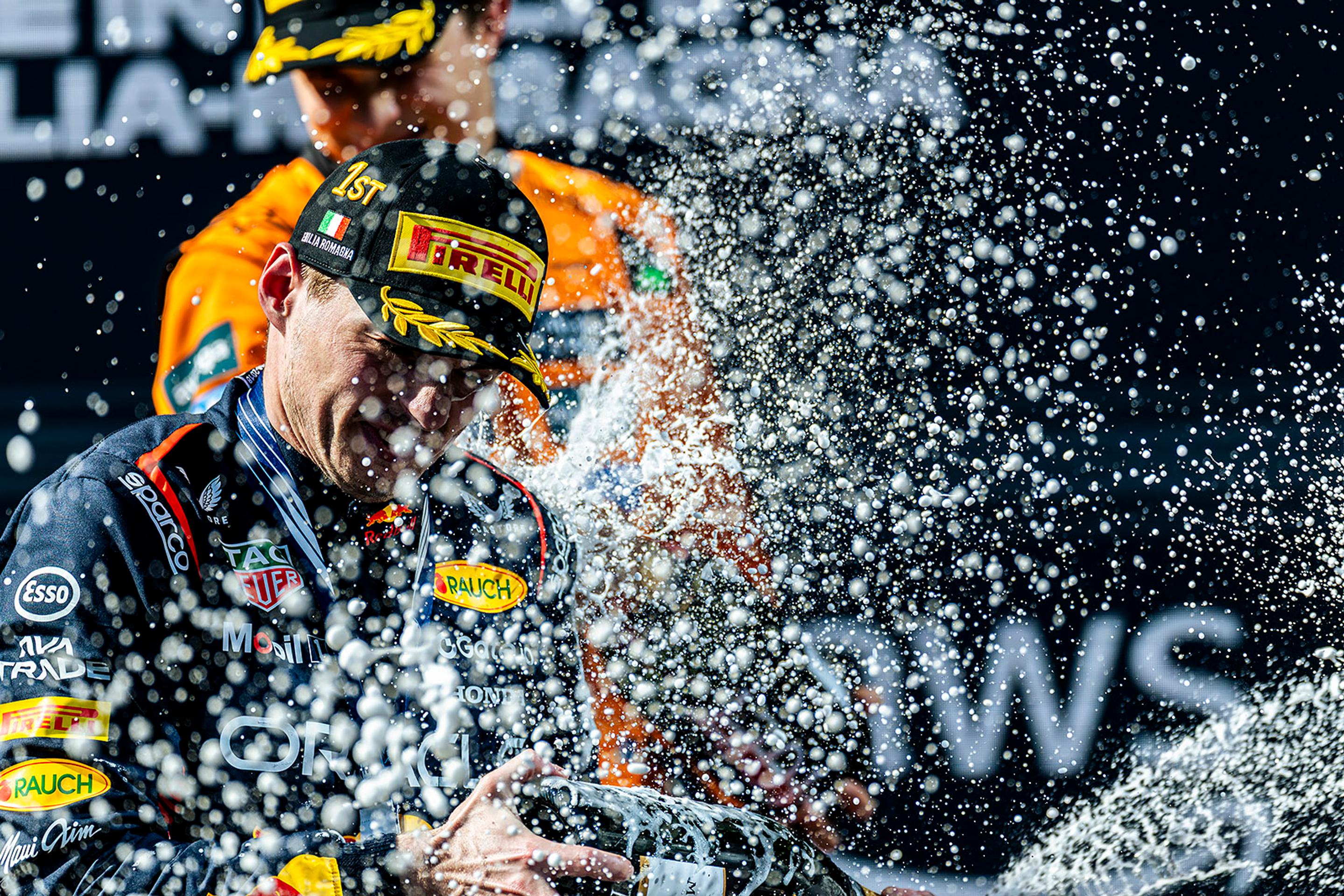 Max Verstappen na Red Bulle sa v Imole tešil z víťazstva.