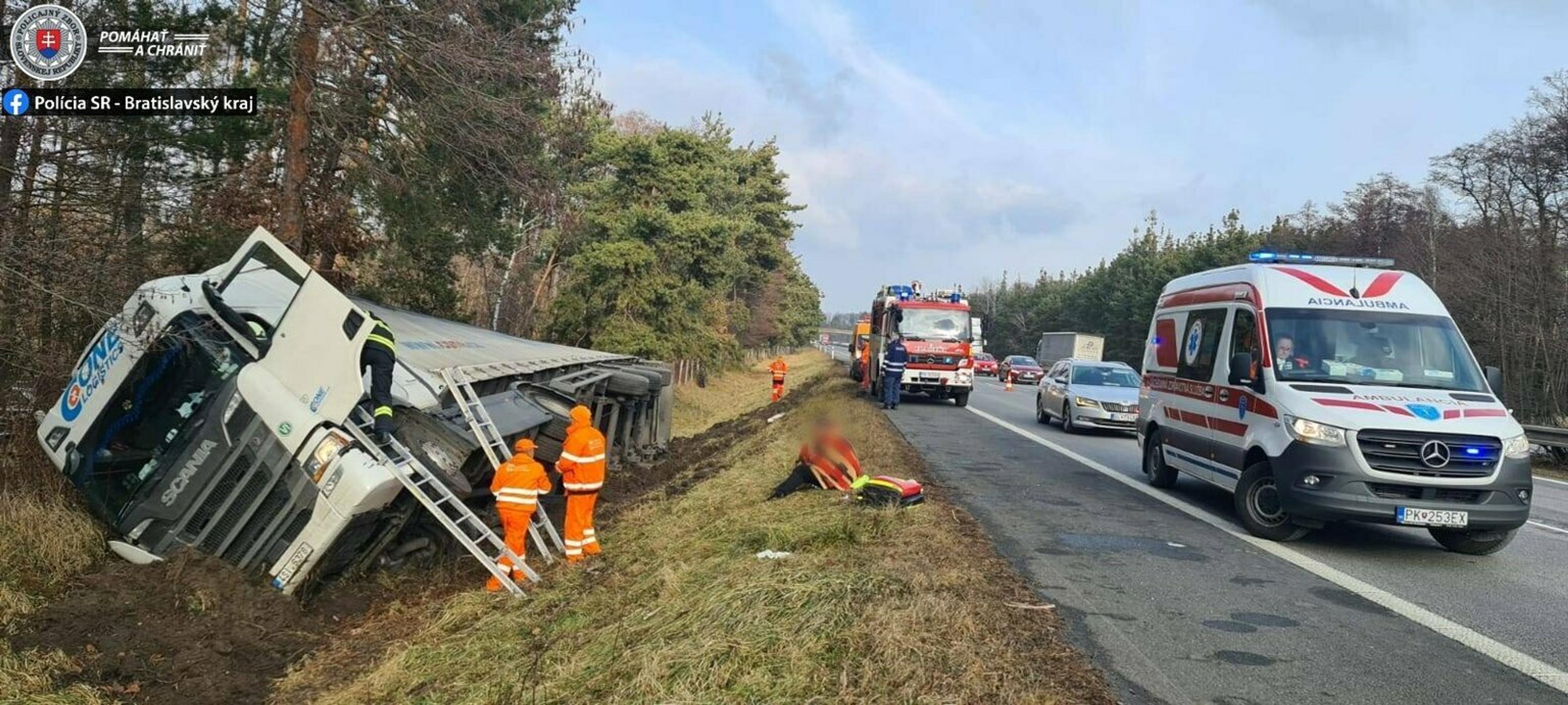 Havarovaný kamión na D1 s uhlím.