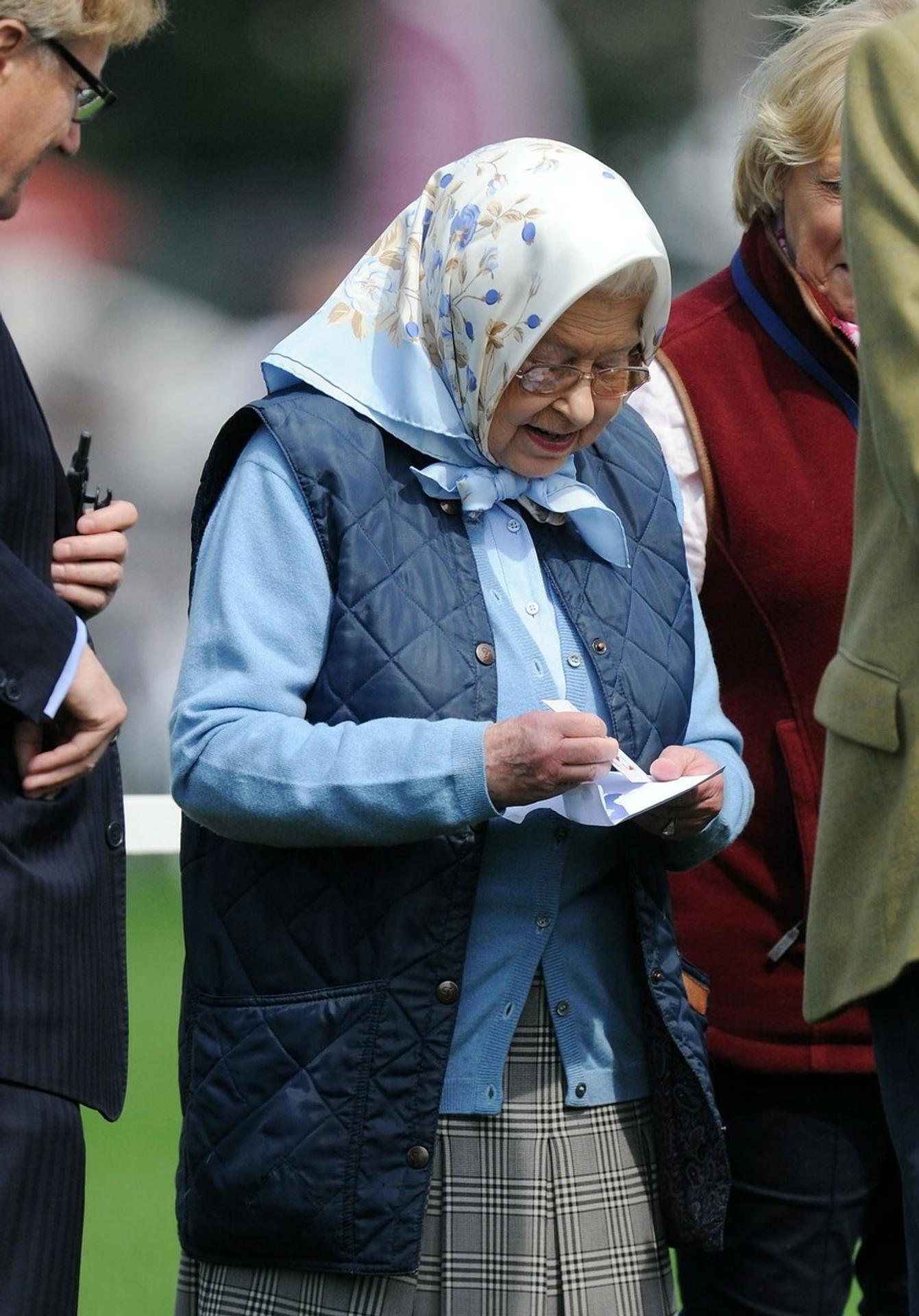 Kráľovná získala 50-librovú poukážku na nákup.