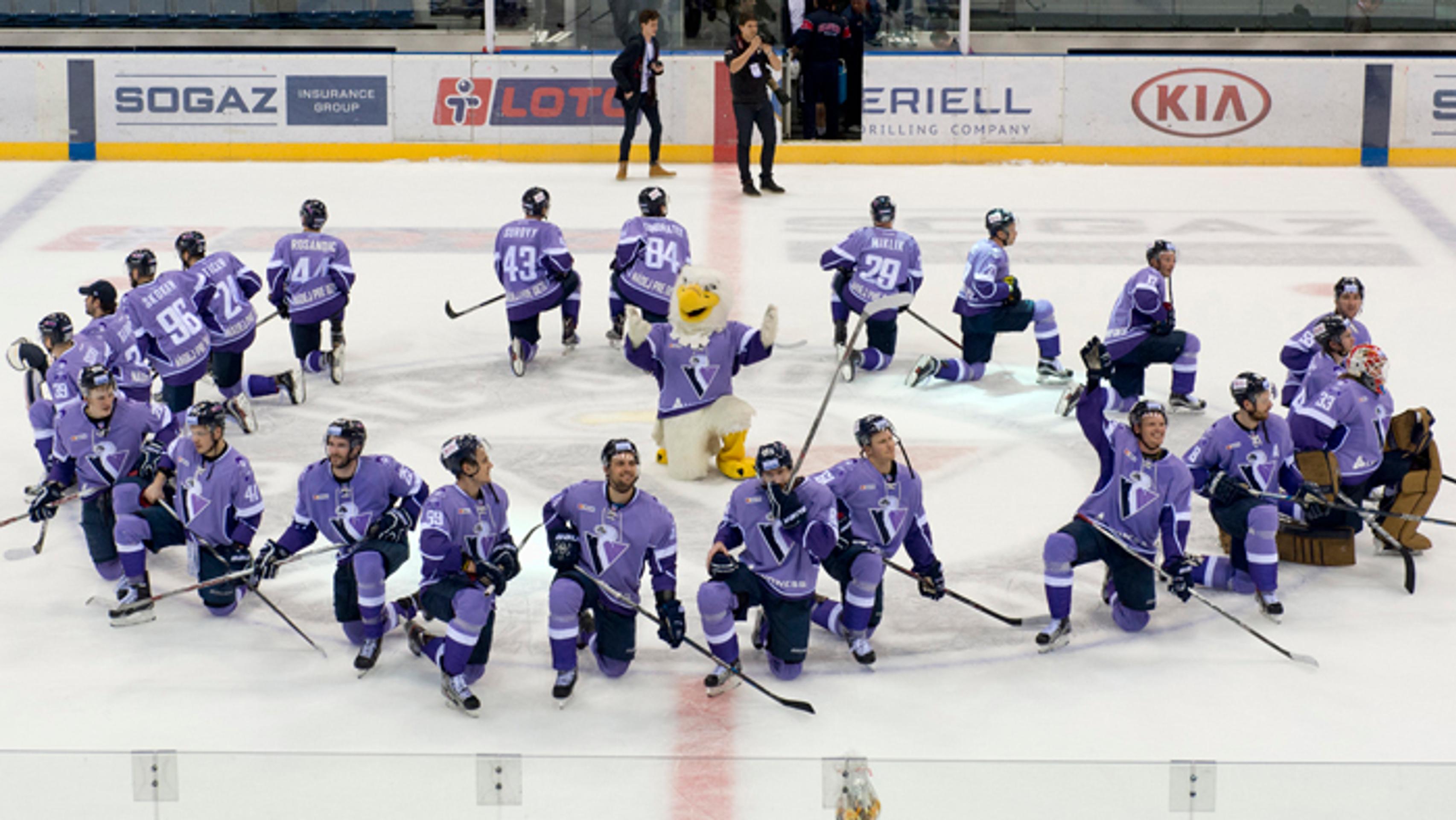 Víťazný rituál hráčov po stretnutí HC Slovan - Dinamo Riga.