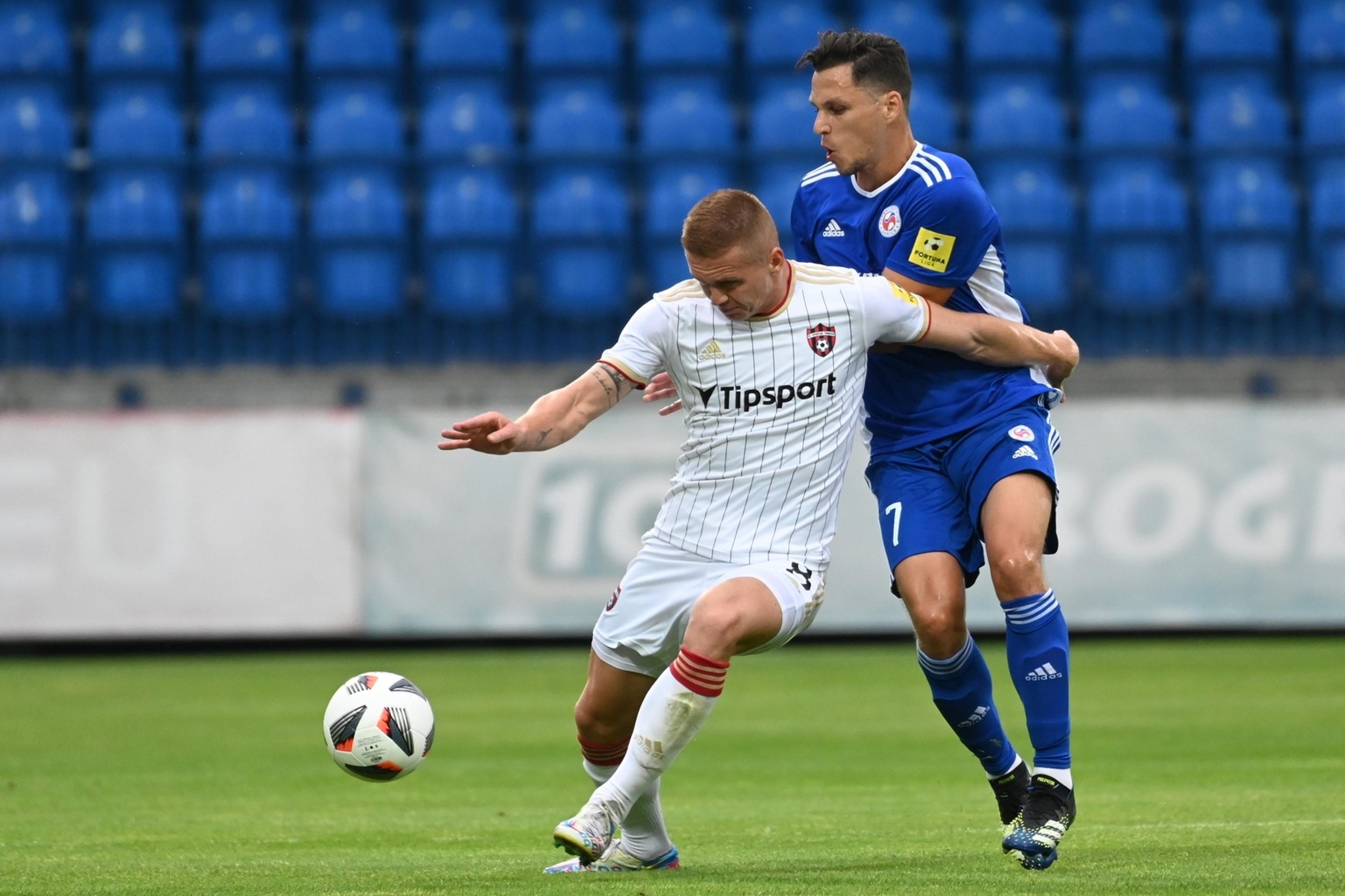 Vľavo hráč Trnavy Jakub Grič a hráč Senice Šimon Šumbera počas zápasu 2. kola Fortuna ligy.