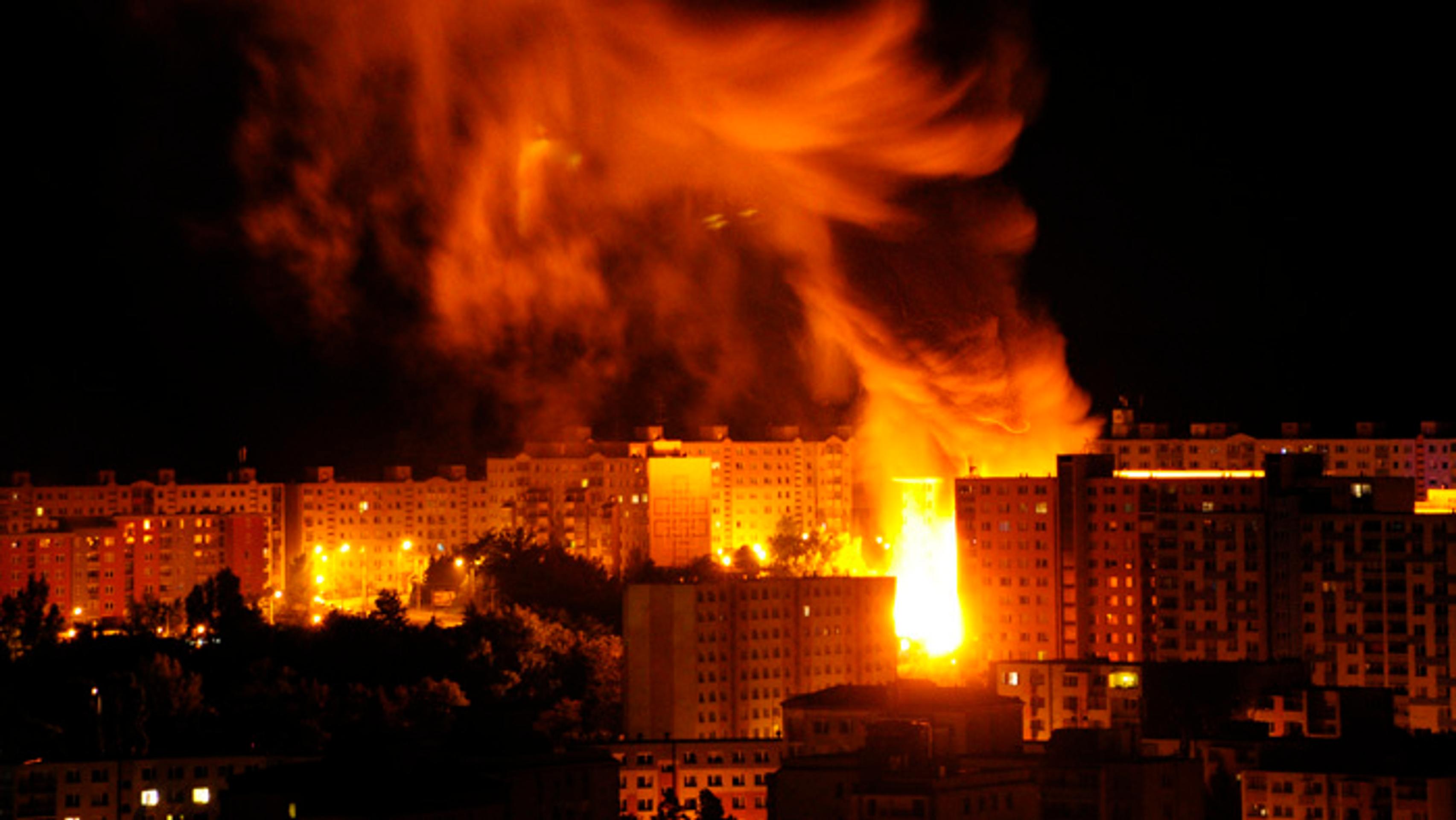 Požiar v Bratislave. Plamene šľahali do výšok.