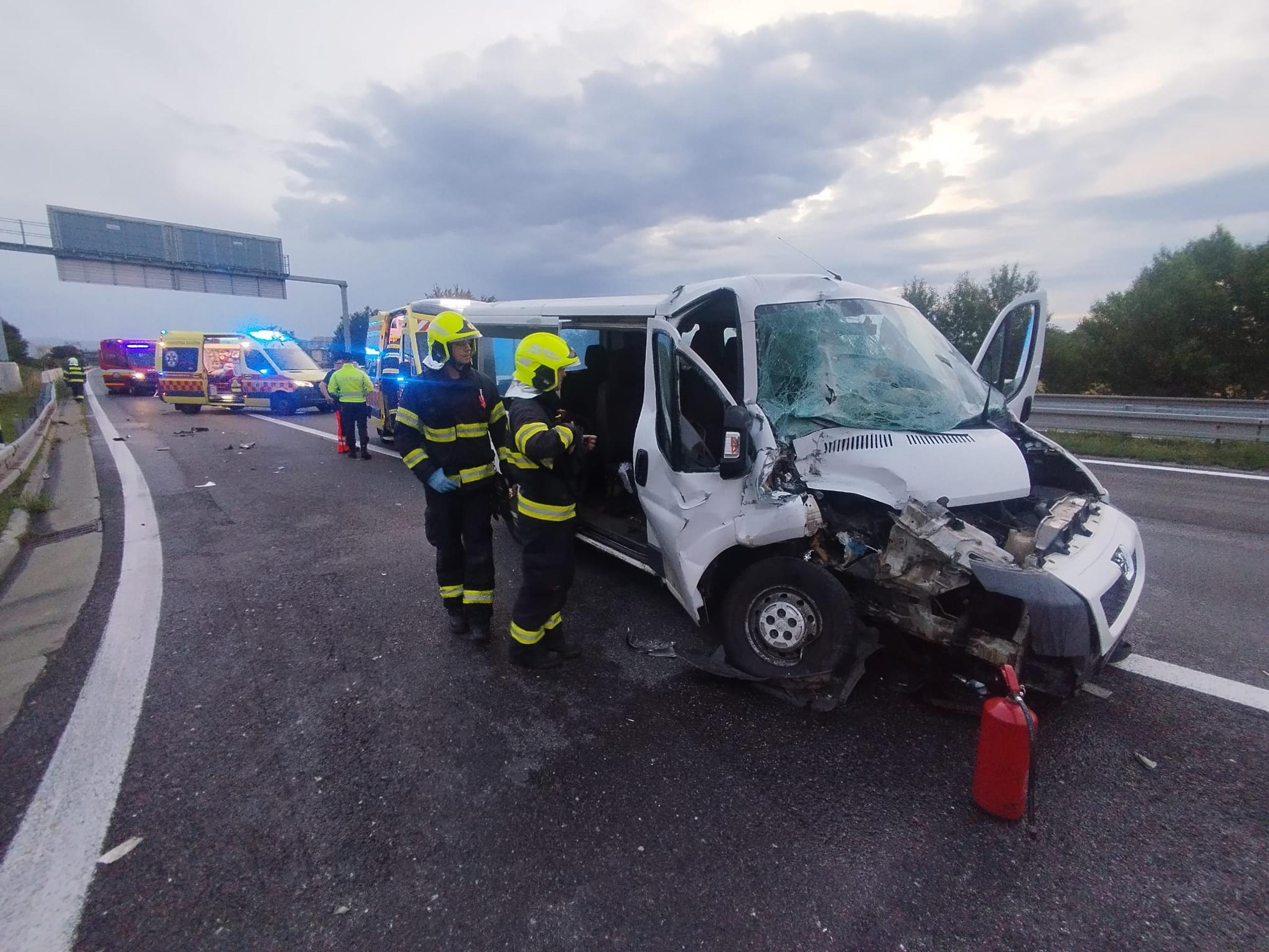 Hasiči zasahujú pri nehode na diaľnici D2