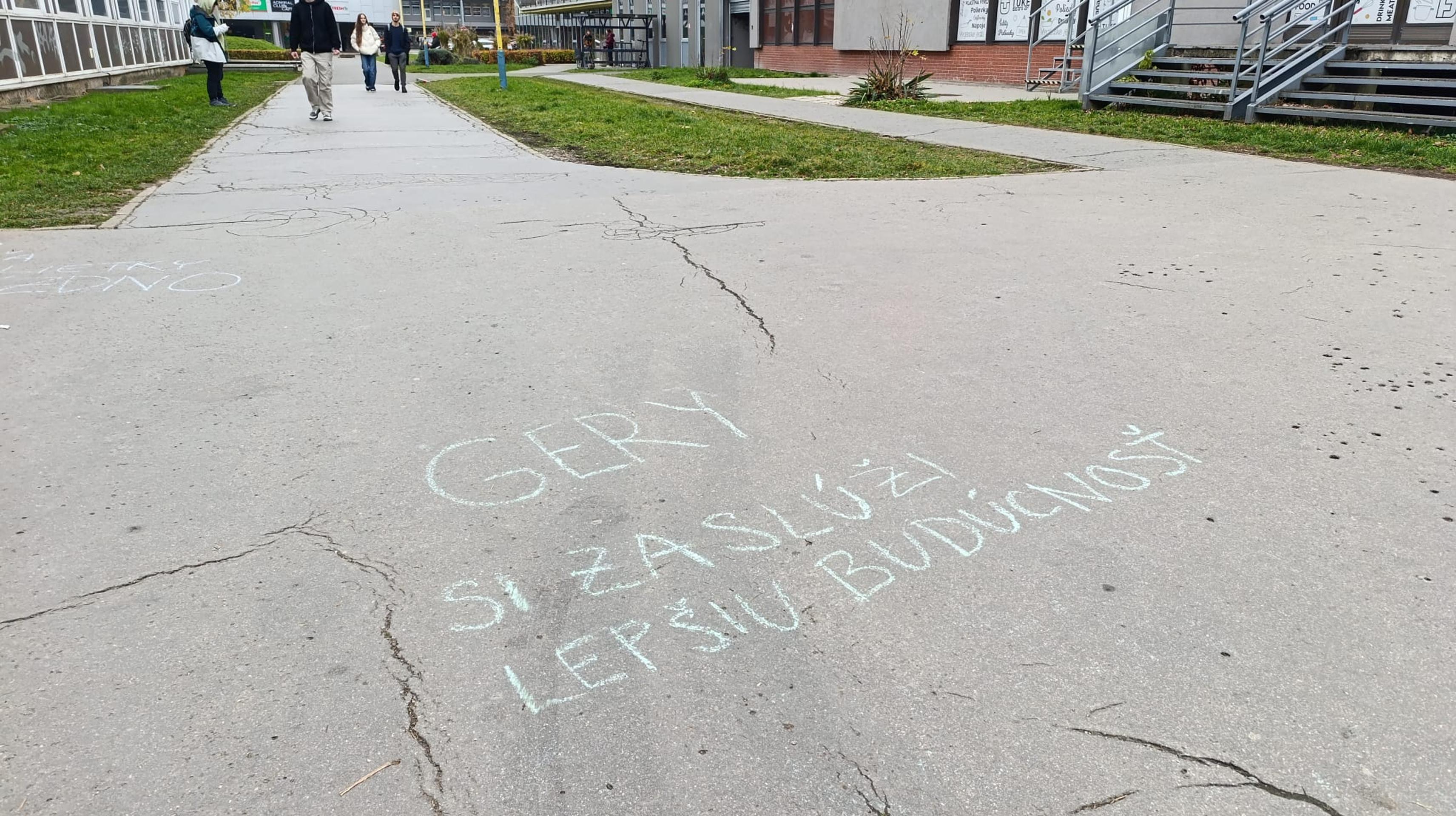Študenti v Košiciach vyzdobili chodníky