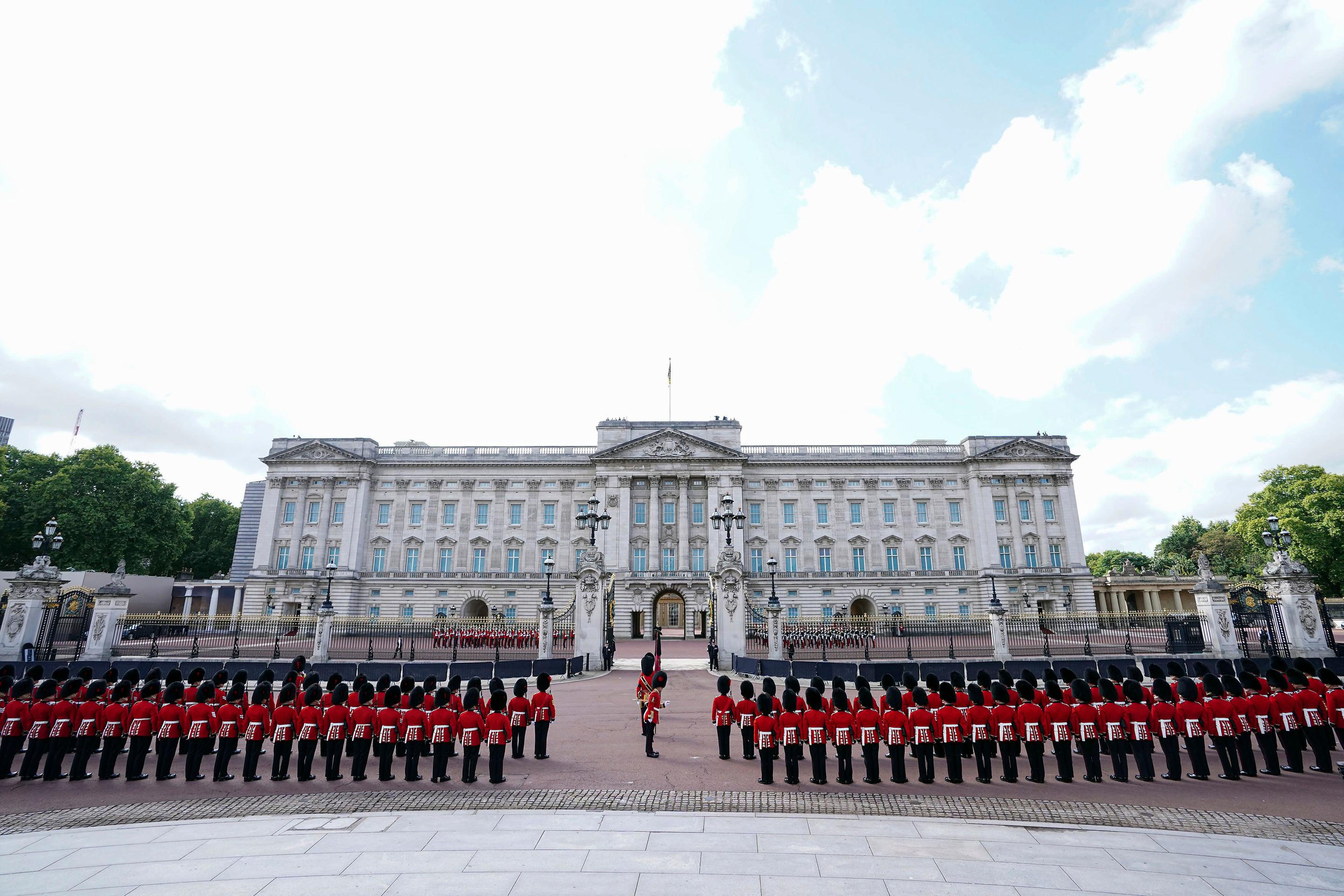 Príslušníci vojenského pluku Coldstream Guards stoja pred Buckinghamským palácom pred slávnostnou procesiou s prevozom rakvy zosnulej britskej kráľovnej Alžbety ll.