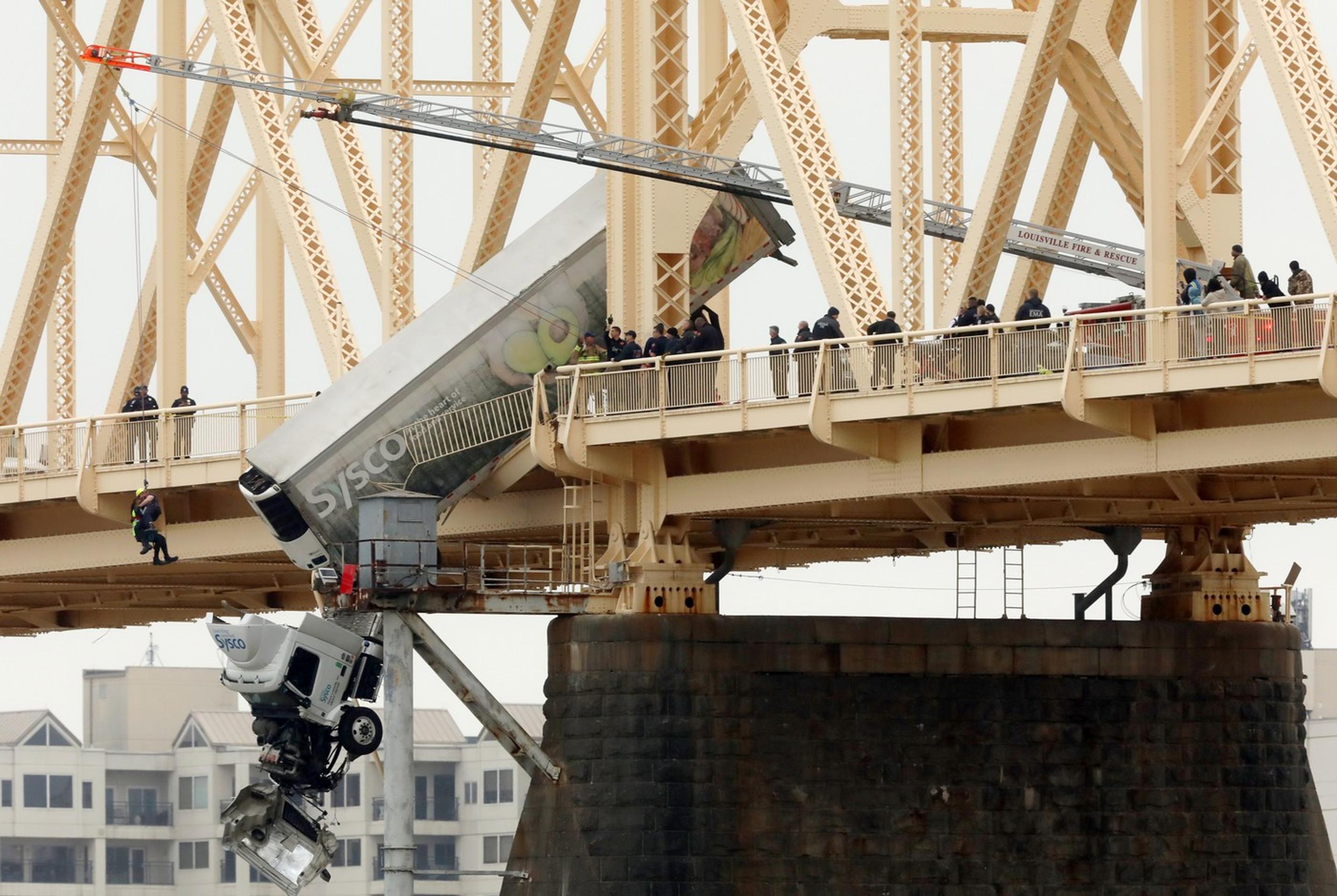 Kamión zostal po zrážke visieť z mosta.