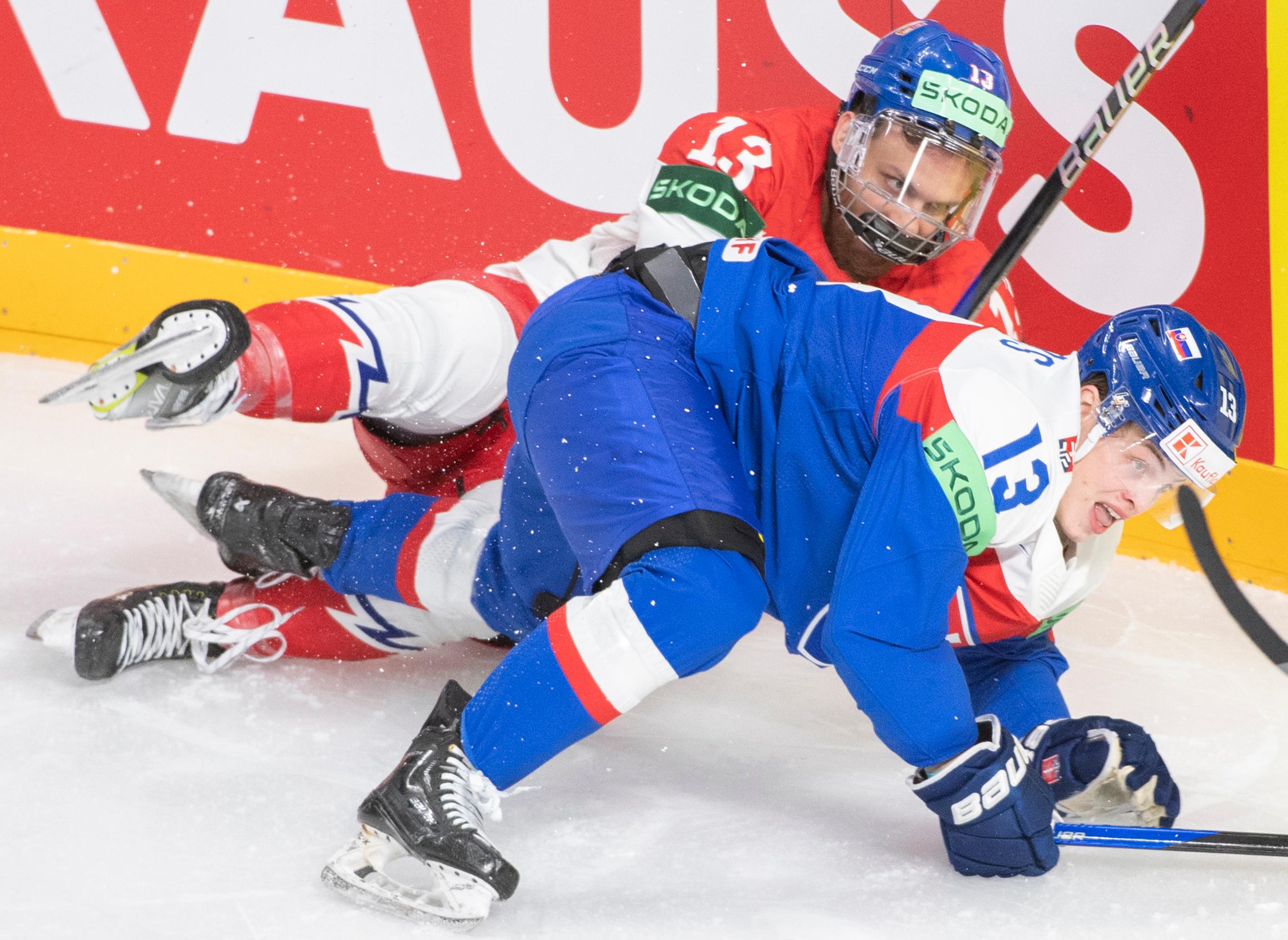 Na snímke sprava František Gajdoš (Slovensko) a Jiří Smejkal (Česko) bojujú pri mantineli.