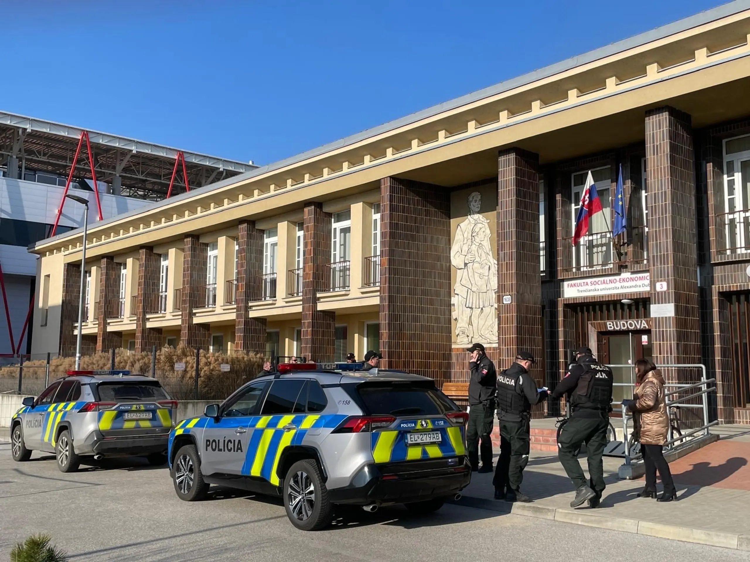 Policajný zásah na Trenčianskej univerzite Alexandra Dubčeka.