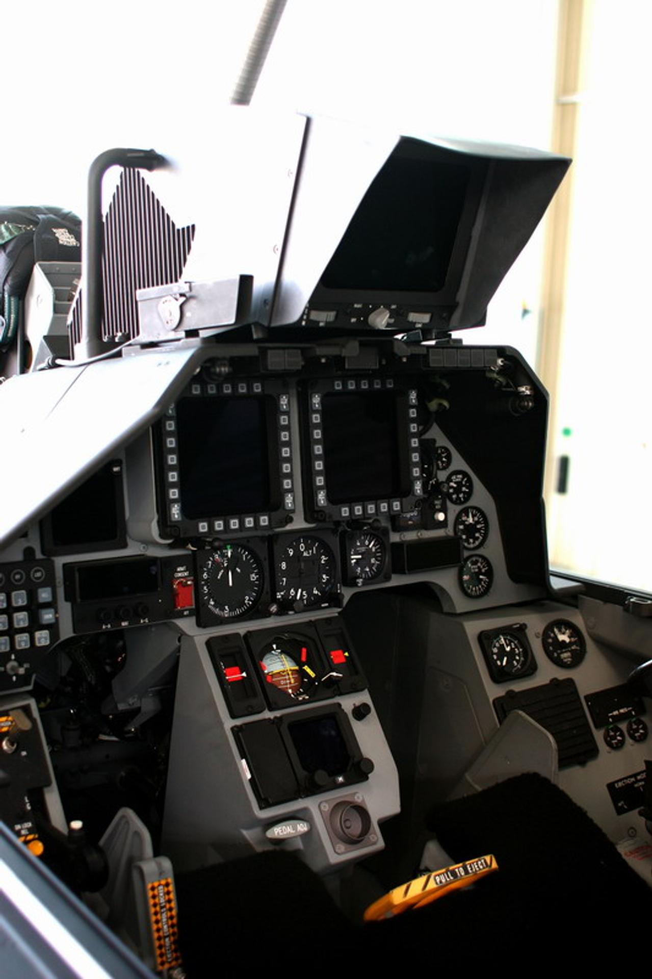 Kokpit poľskej F-16