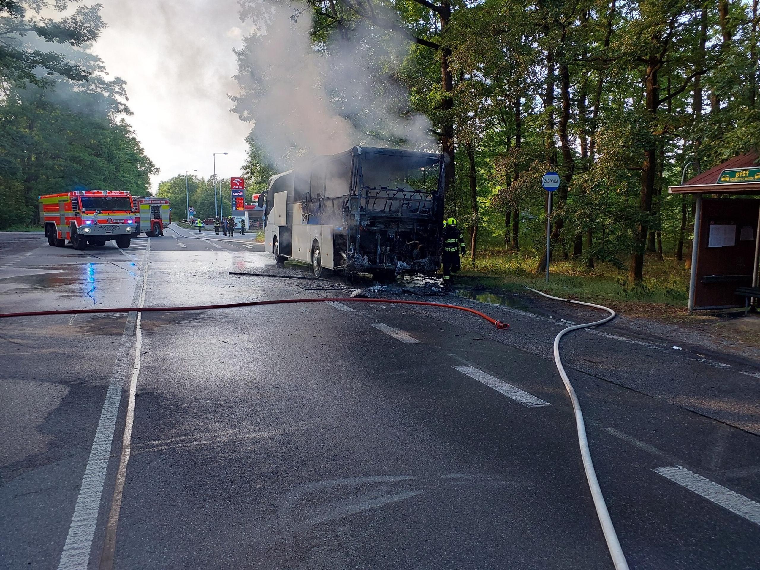 Horiaci autobus vo východných Čechách