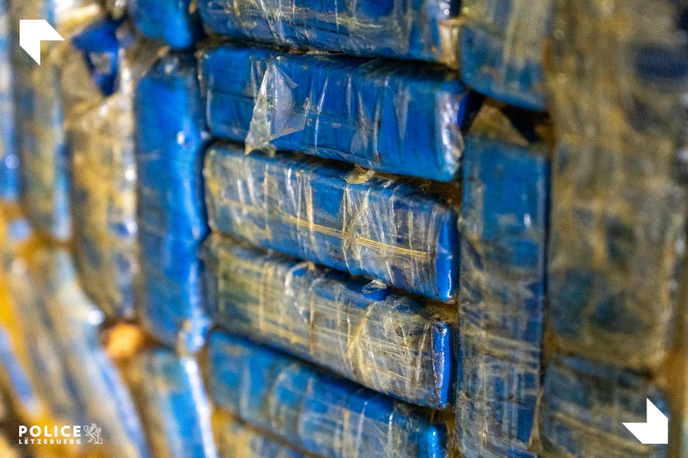 Drogy pašovali vo valci z drvičky kamenia.