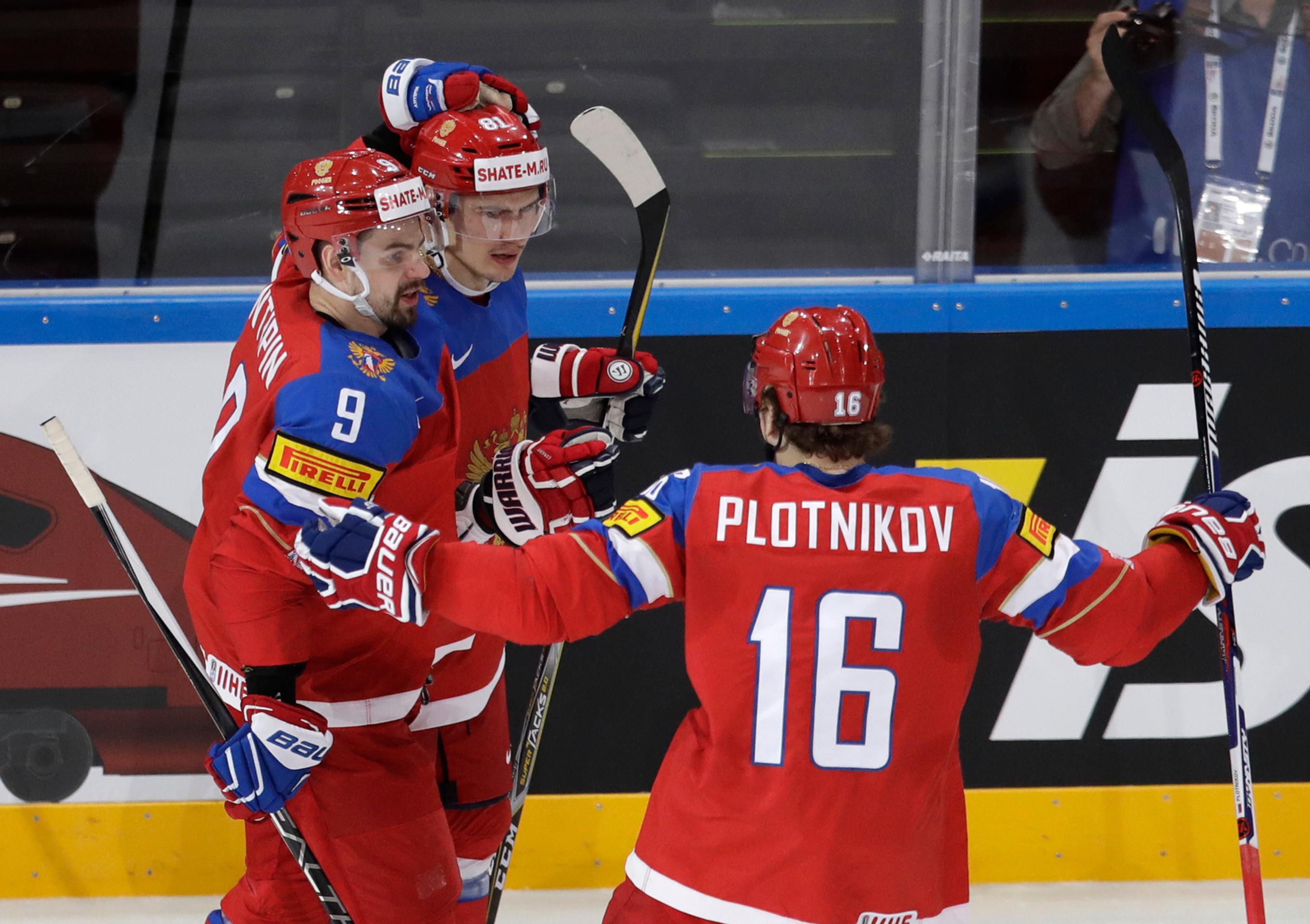 Dmitrij Orlov (v strede) z Ruska sa raduje so spoluhráčmi z gólu vo štvrťfinále MS 2017 proti Česku.