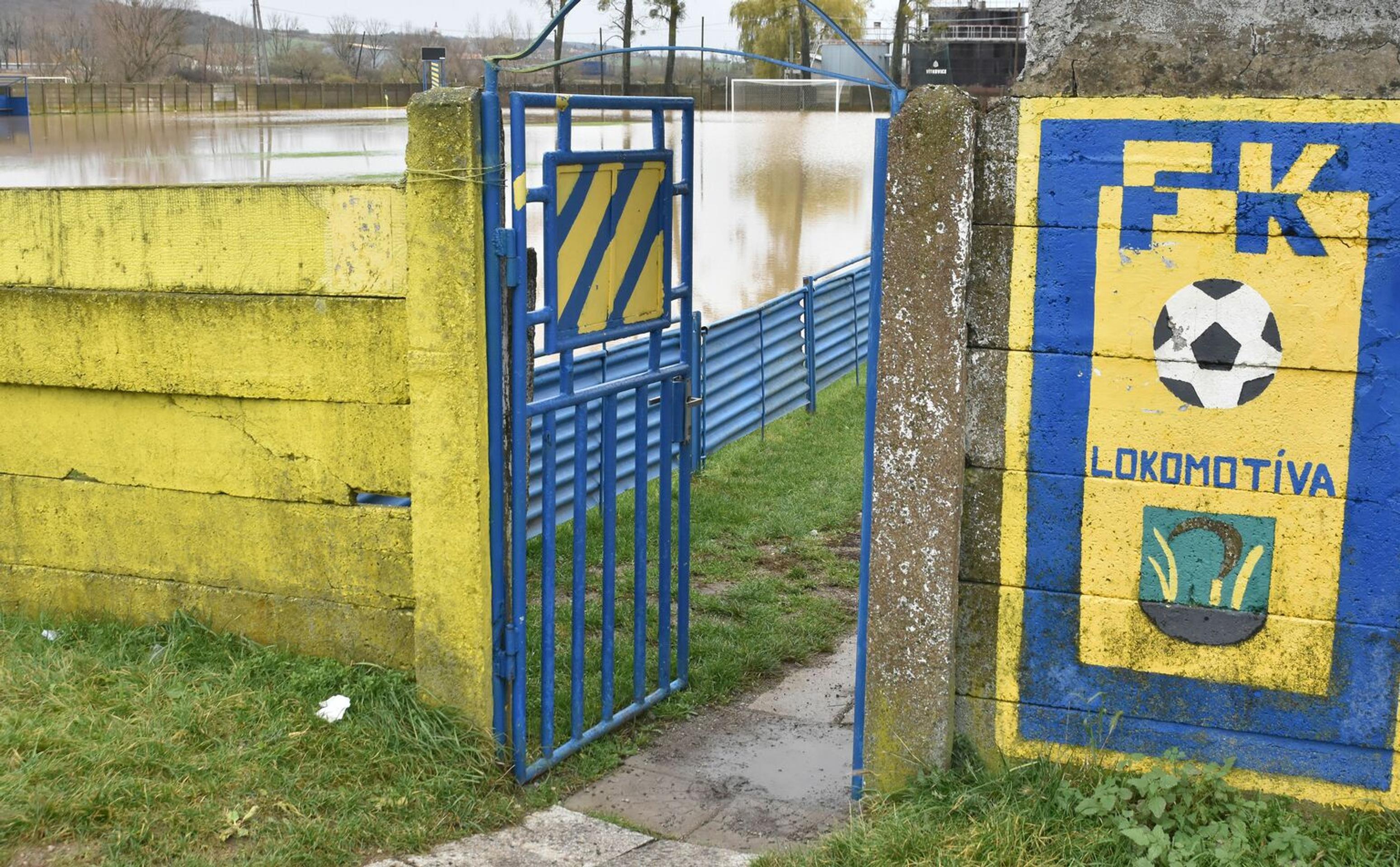 Na snímke zatopené futbalové ihrisko FK TJ Lokomotíva ŠM Michaľany riekou Roňava
