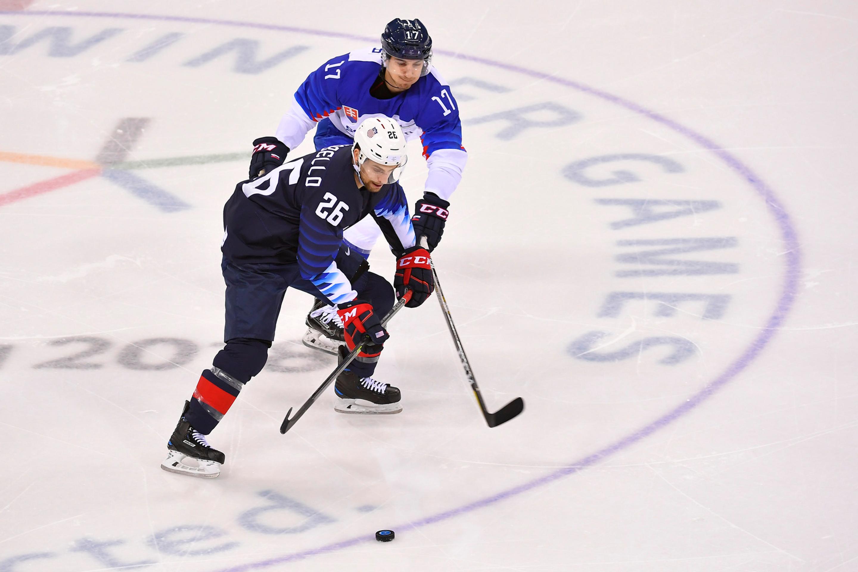 Andrej Kudrna prekonáva gólmana USA Ryana Zapolského v zápase na ZOH 2018.
