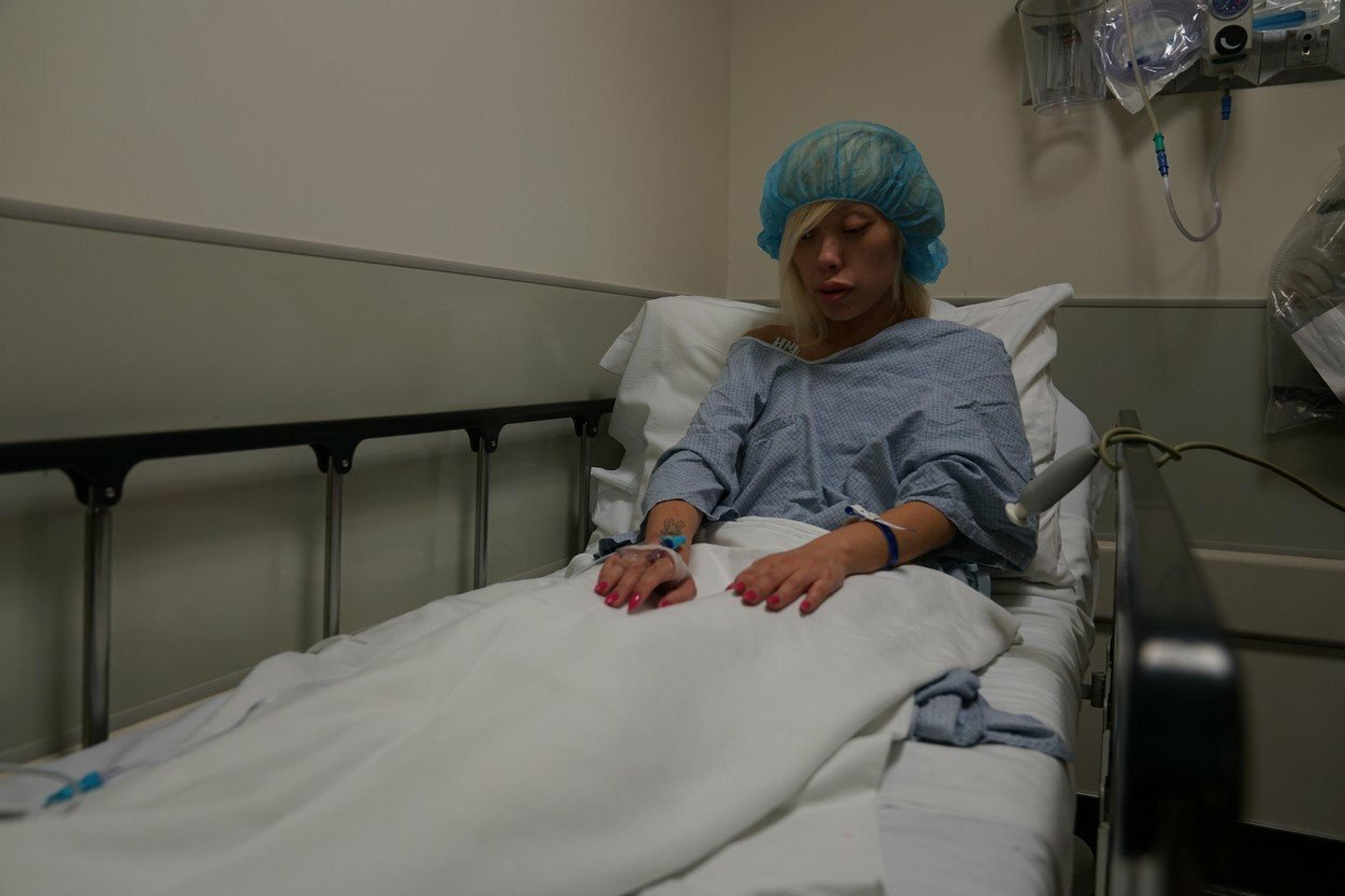 Ophelia Vanity na operácii očí.