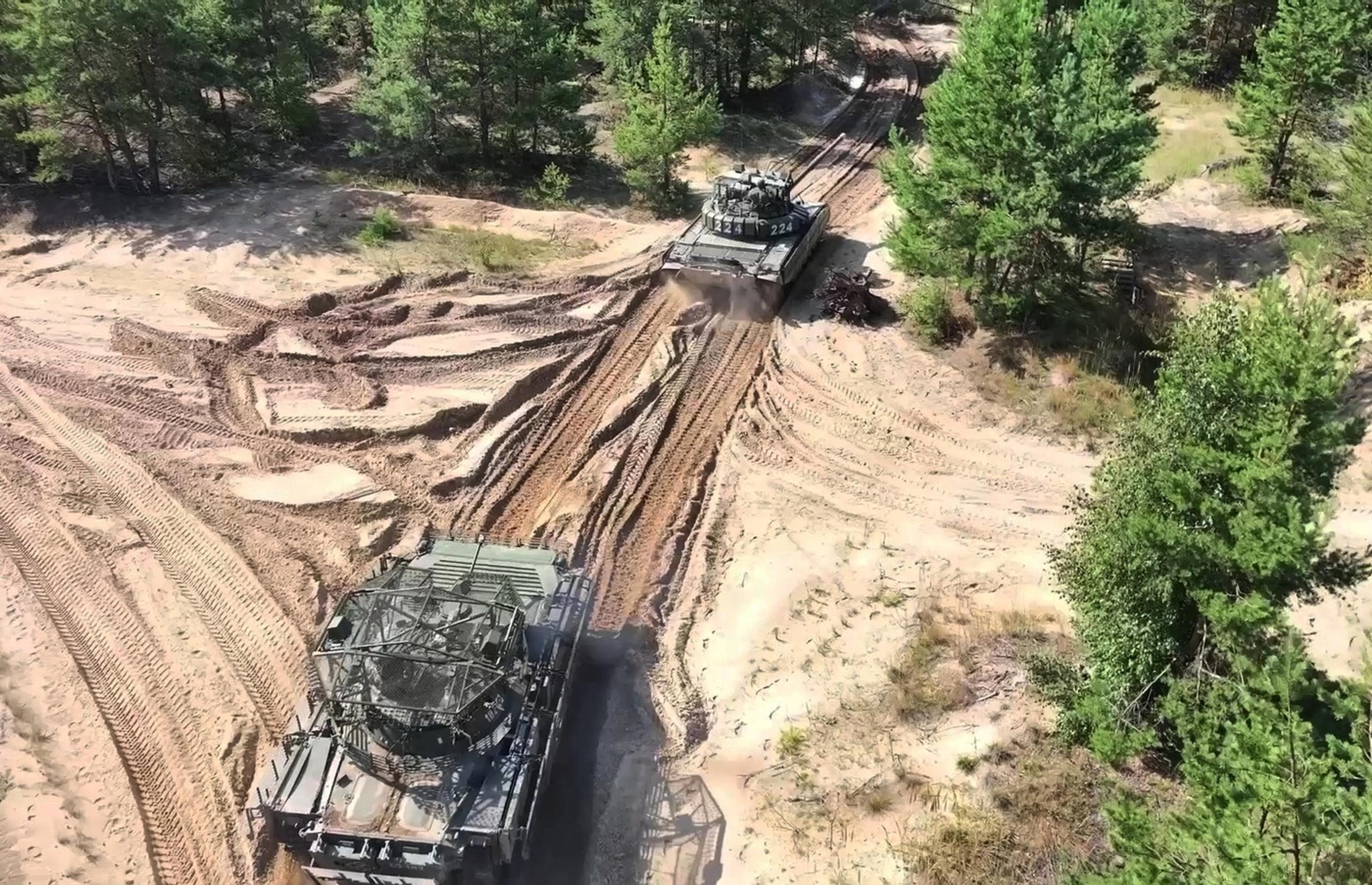 Obrnené vozidlá sa zúčastňujú na spoločných rusko-bieloruských vojenských cvičeniach Zapad 2025 na neznámom mieste.