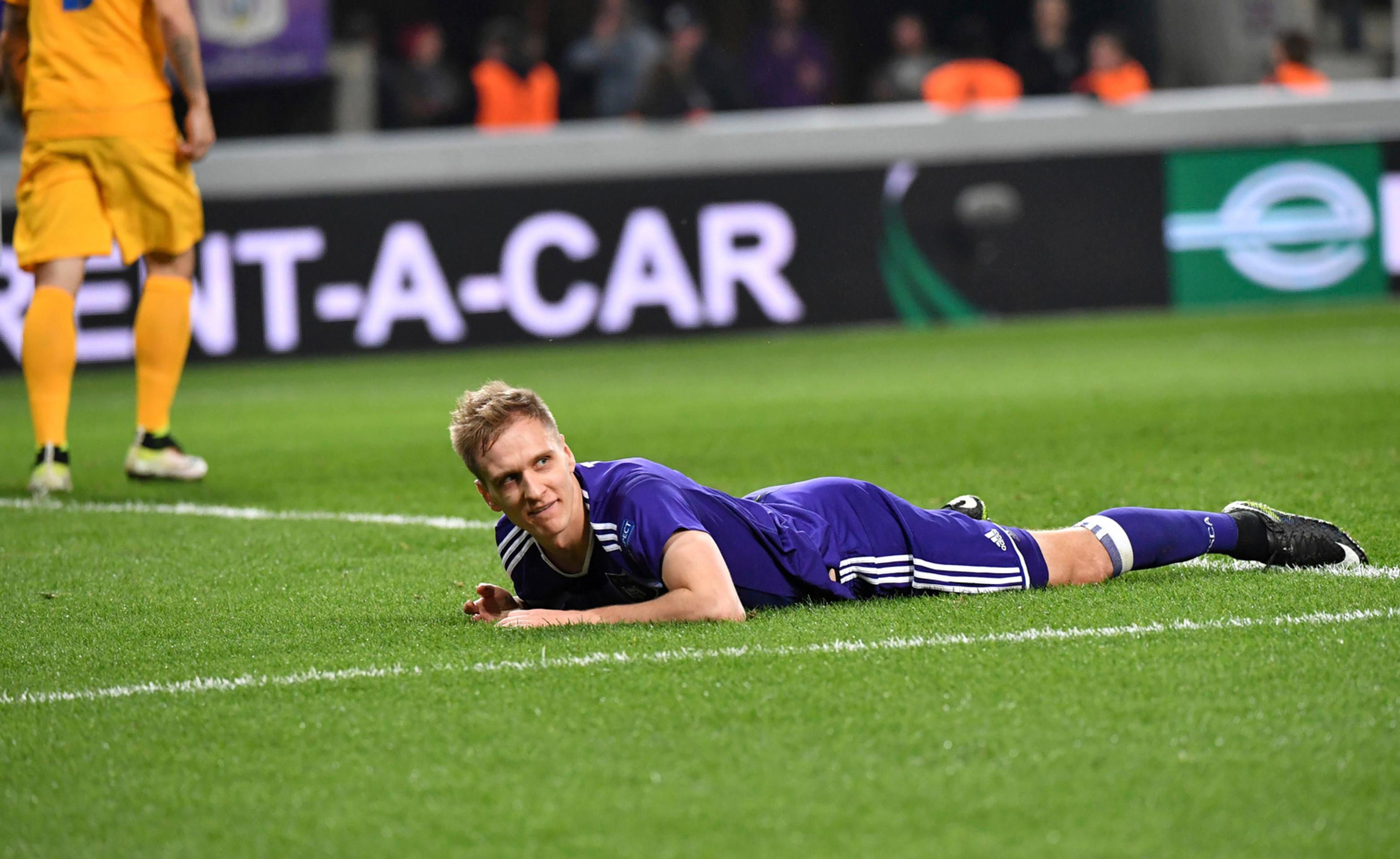 Útočník Anderlechtu Lukasz Teodorczyk leží na trávniku v odvete osemfinále EL proti APOELu.