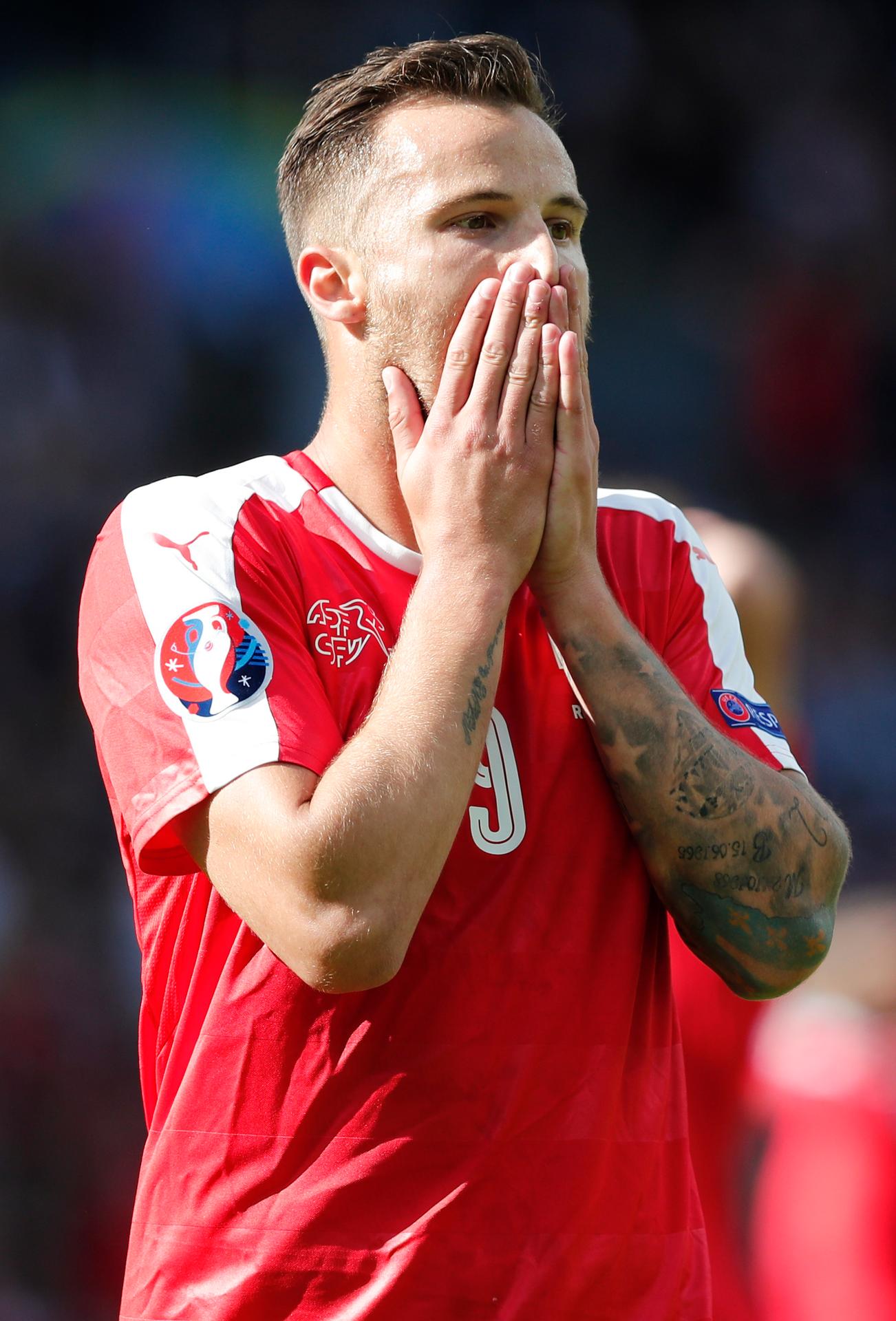 Švajčiarsky zakončovateľ Haris Seferovič si spytuje svedomie po zahodenej šanci v dueli proti Rumunsku na ME vo Francúzsku.