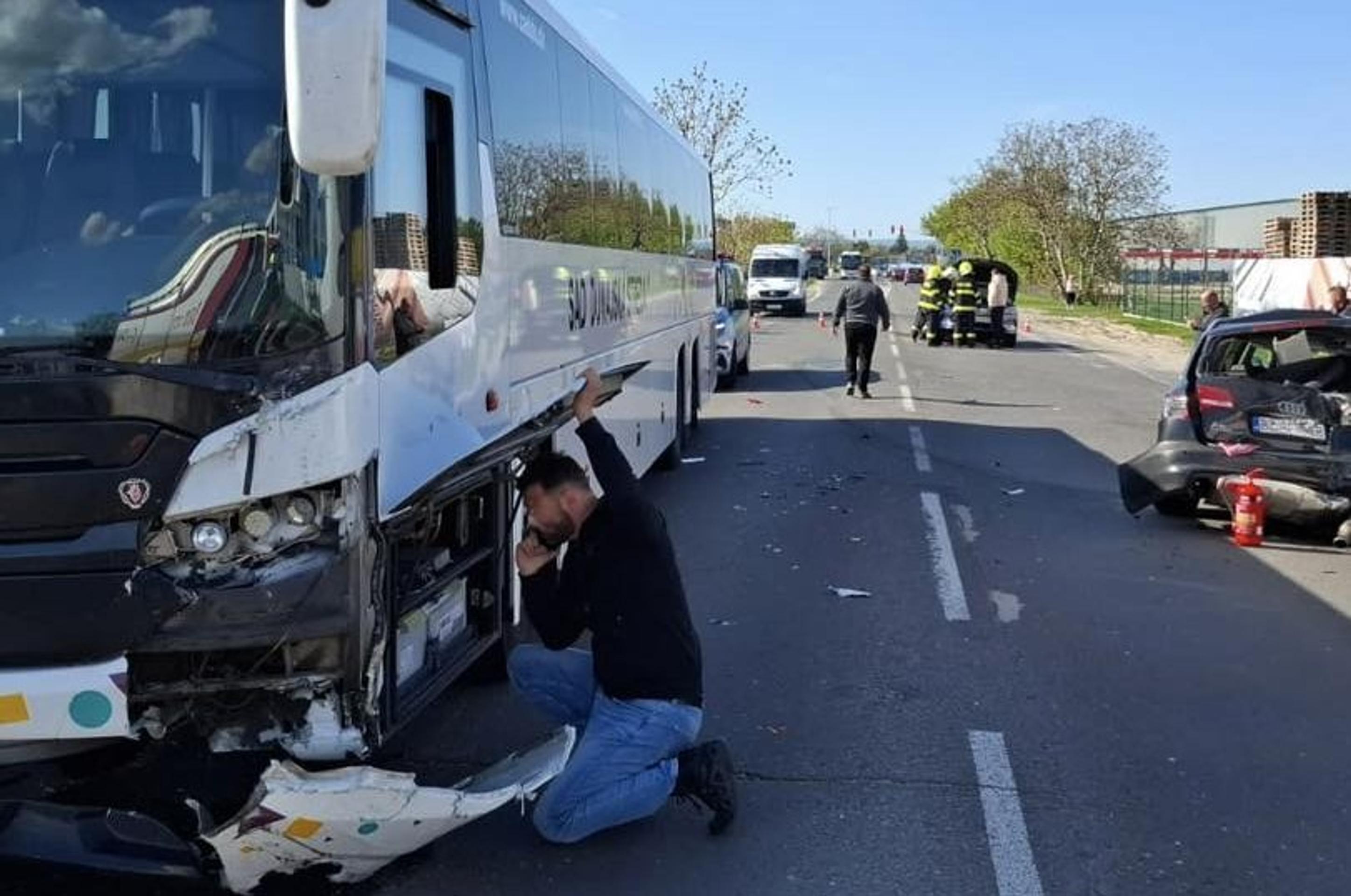 Nehoda, po ktorej traja chlapci utrpeli šok.