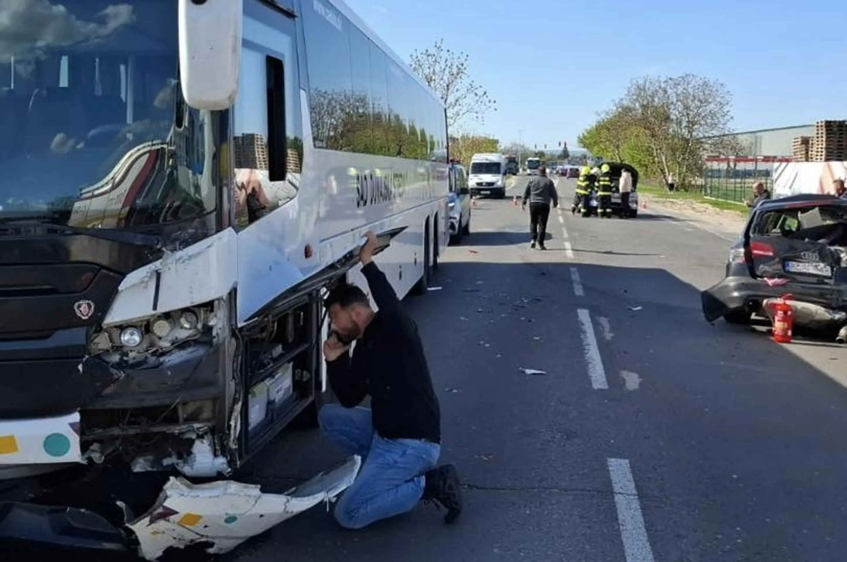 Nehoda, po ktorej traja chlapci utrpeli šok.