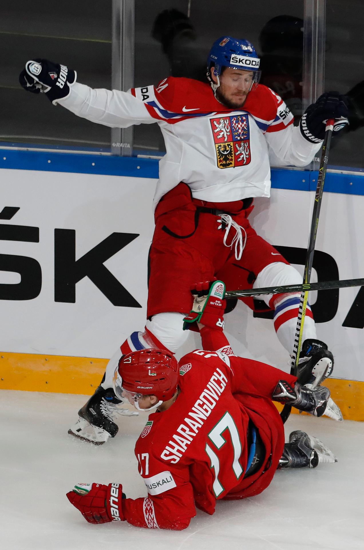 Bielorus Jegor Šarangovič (dolu) a Čech Tomáš Kundrátek v kolízii.