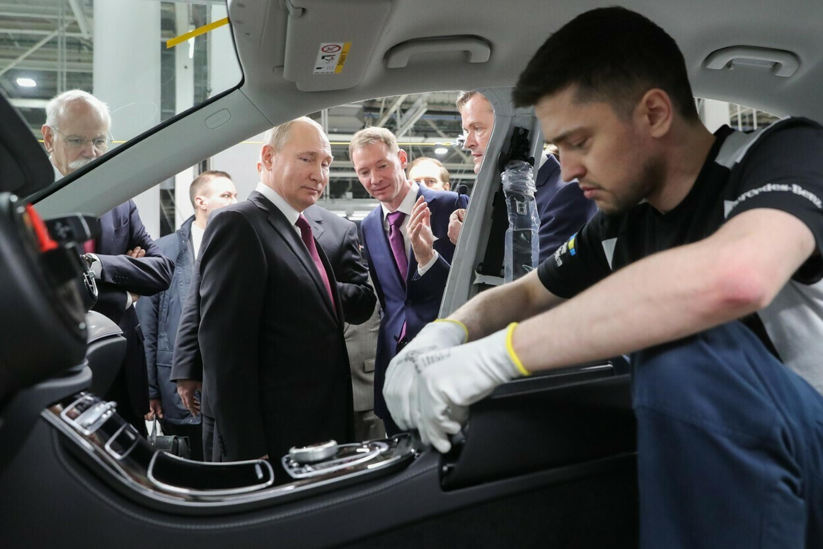 Vladimir Putin počas prehliadky limuzíny v priemyselnom parku na predmestí Moskvy.