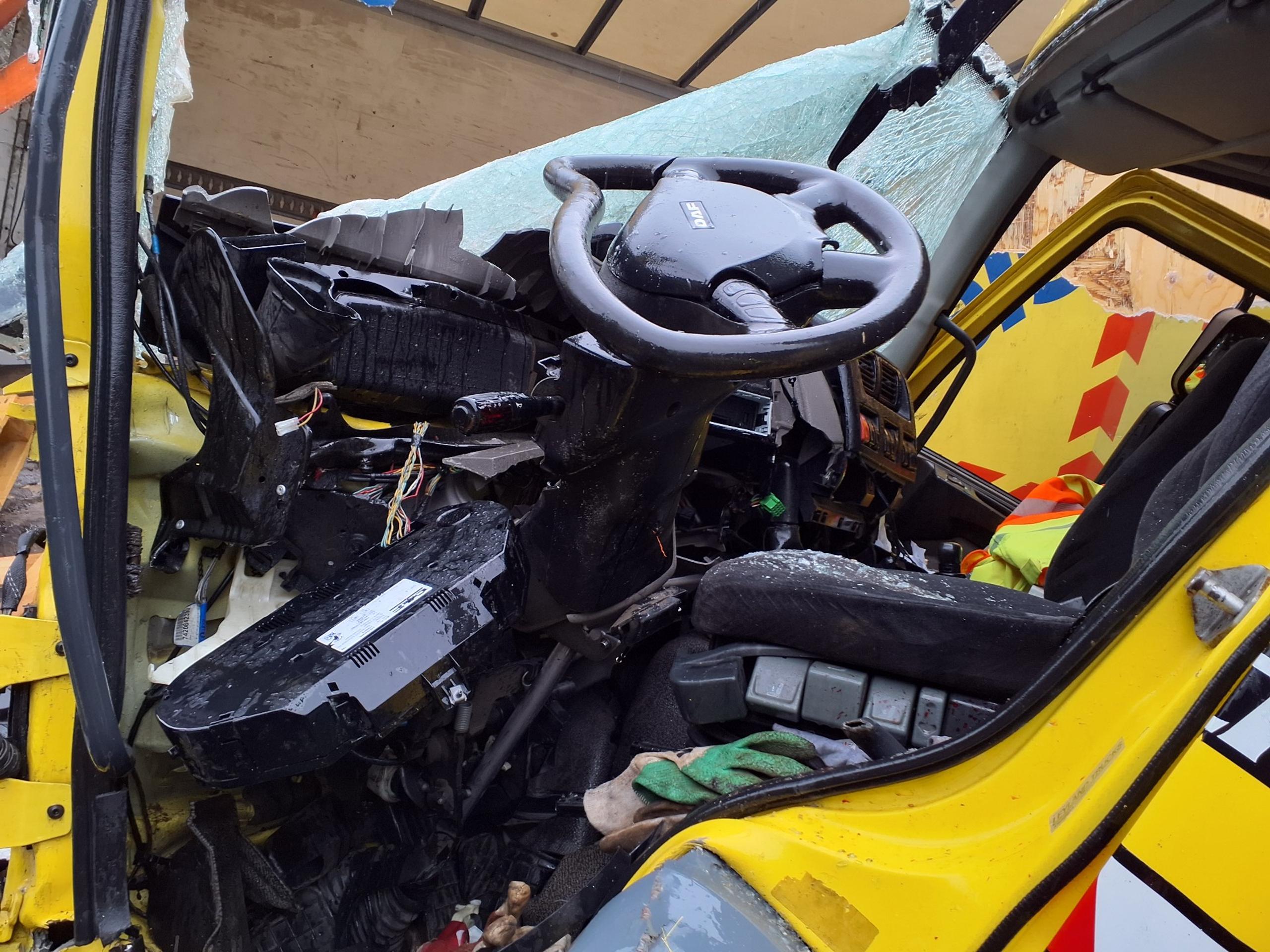 Kamión sa čelne zrazil s odťahovkou