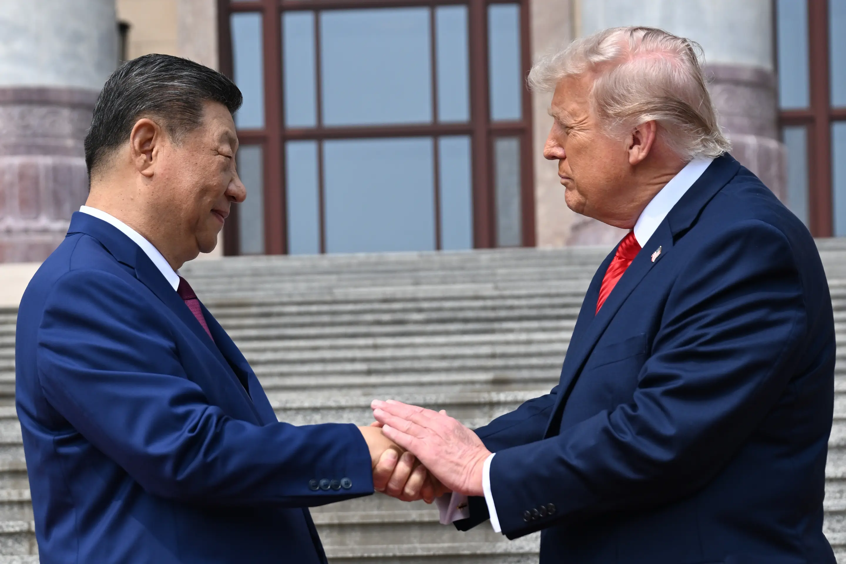 Americký prezident Donald Trump (vľavo) a čínsky prezident Si Ťin-pching si podávajú ruky počas návštevy chrámu Oltár Nebies v Pekingu.