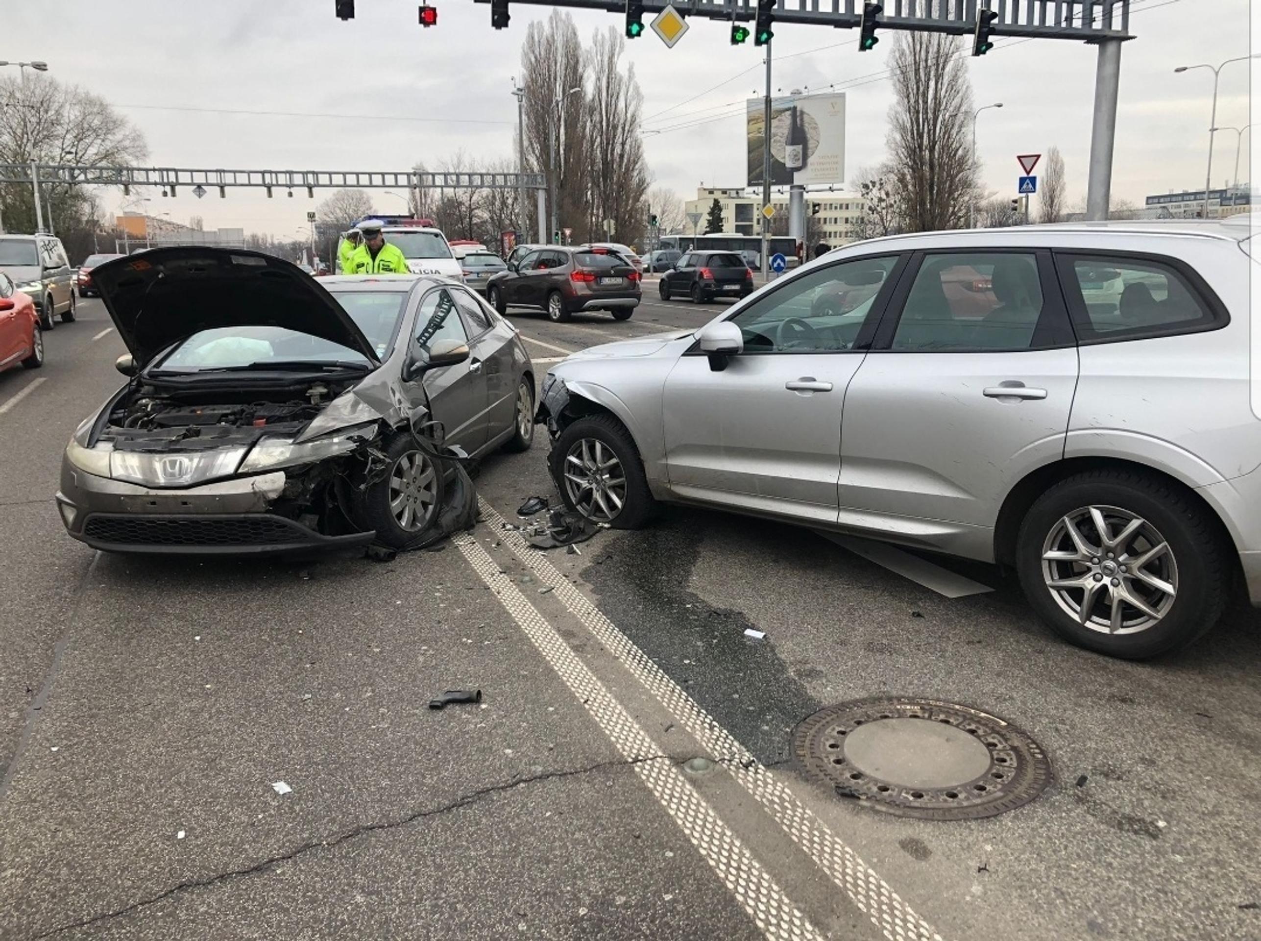 Nehoda na križovatke Bajkalská-Prievozská v Bratislave.
