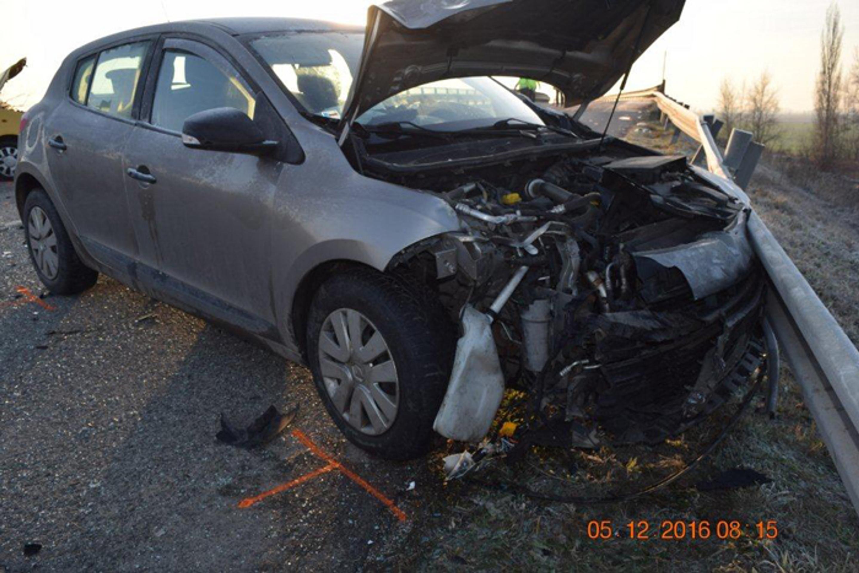 Rozbitý motor na havarovanom aute.