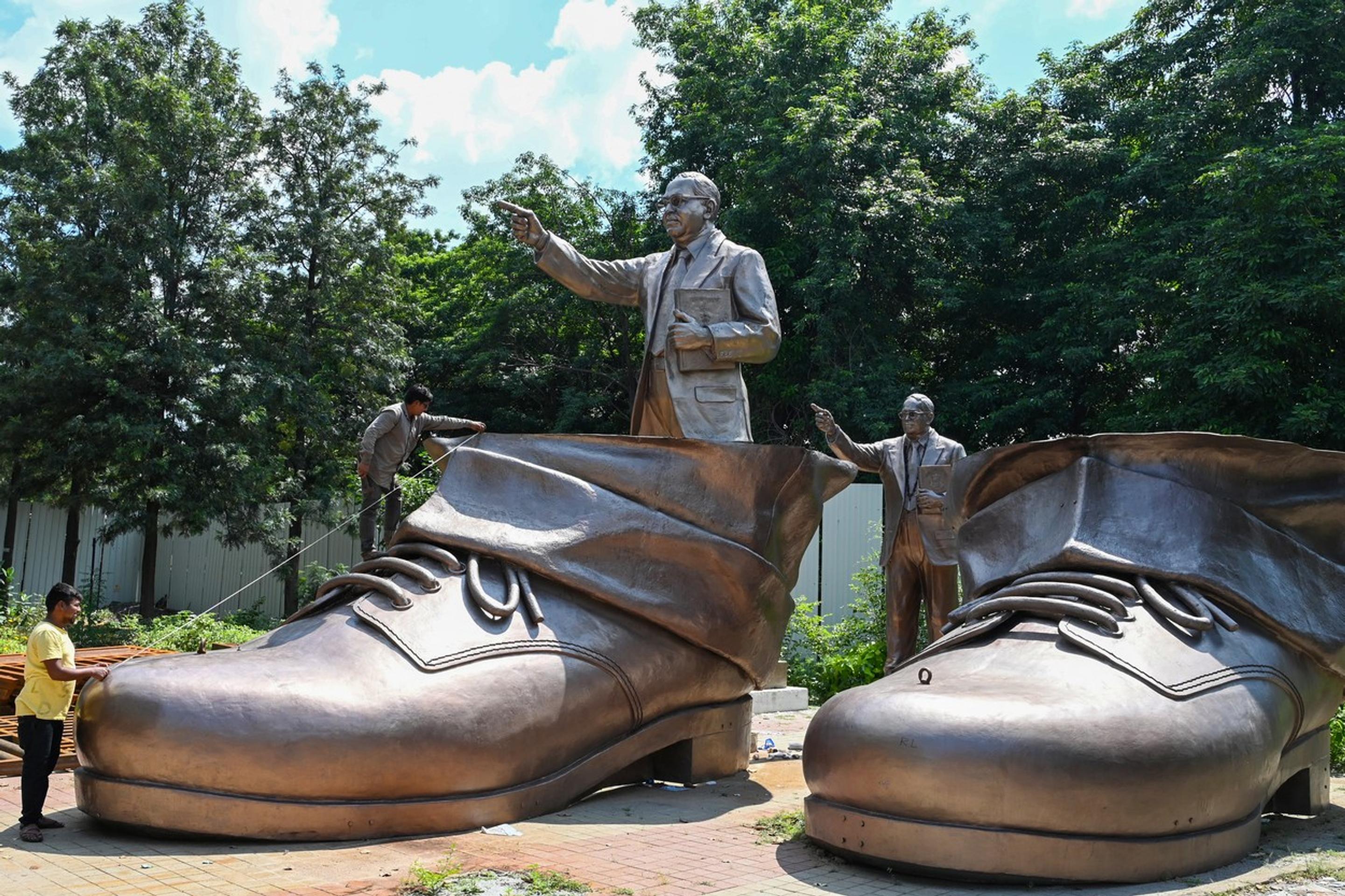 Prípravy na stavbu obrovskej 38 metrov vysokej sochy sociálneho reformátora B.R. Ambedkara v indickom meste Hajderábad.