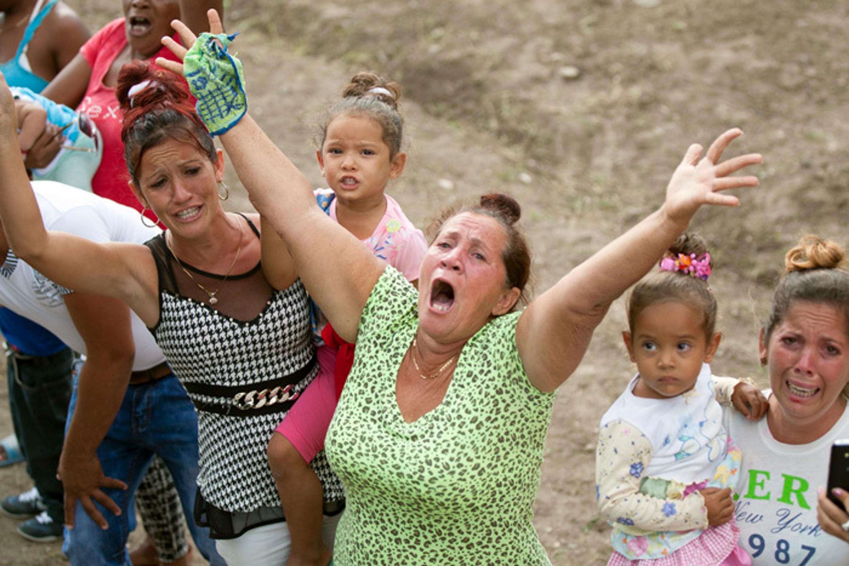Reakcia ženy po tom, ako popri nej prešiel sprievod s urnou s ostatkami Fidela Castra.