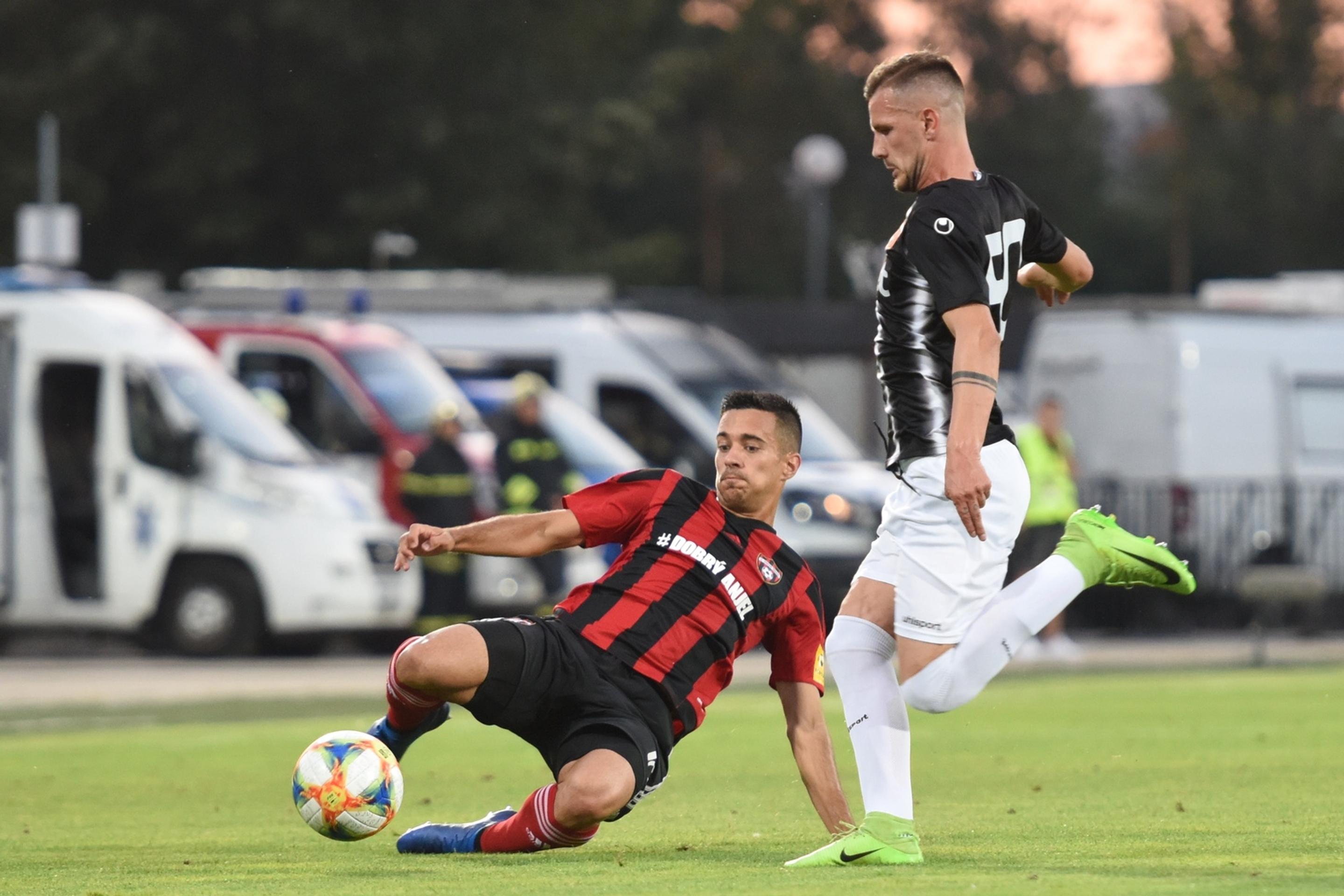 Zľava Dmitris Goutas (Atromitos) a vpravo Eric Ramirez z Dunajskej Stredy v 2. predkole EL.