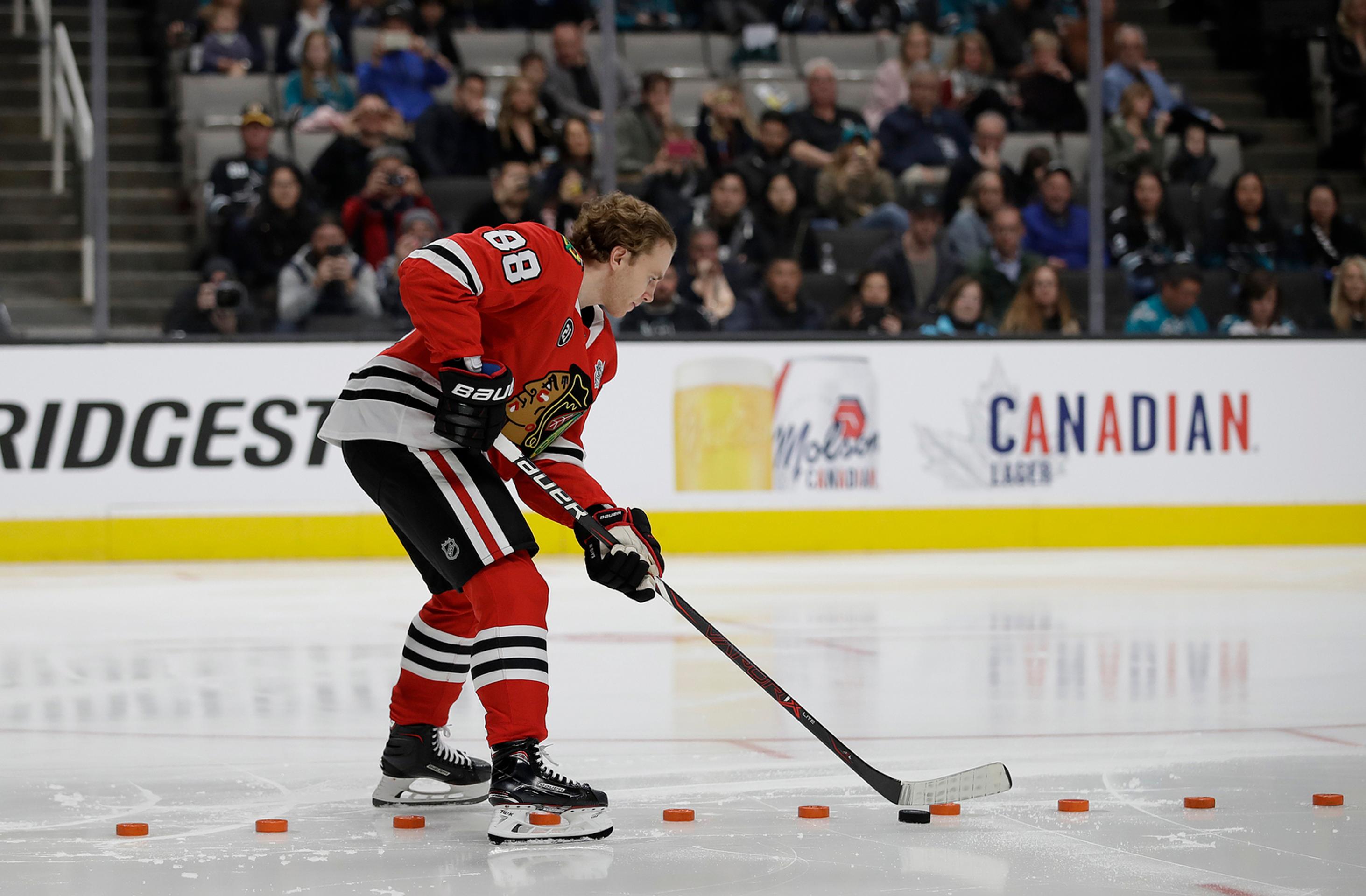Patrick Kane z Chicaga v Súťaži zručností v rámci All star víkendu NHL.