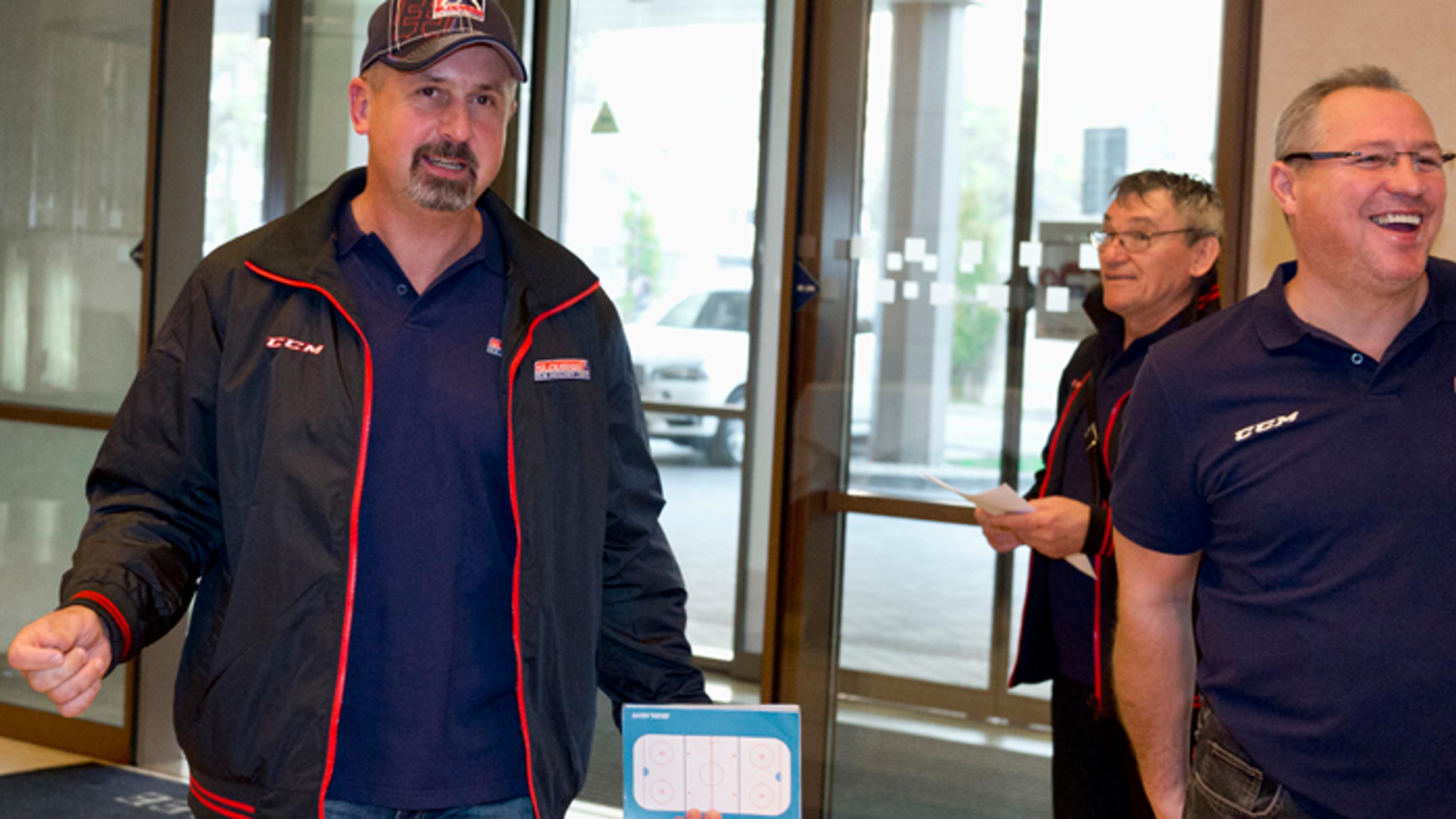 Repretréner Zdeno Cíger, jeho asistent Miroslav Miklošovič a generálny manažér Róbert Švehla (vľavo).