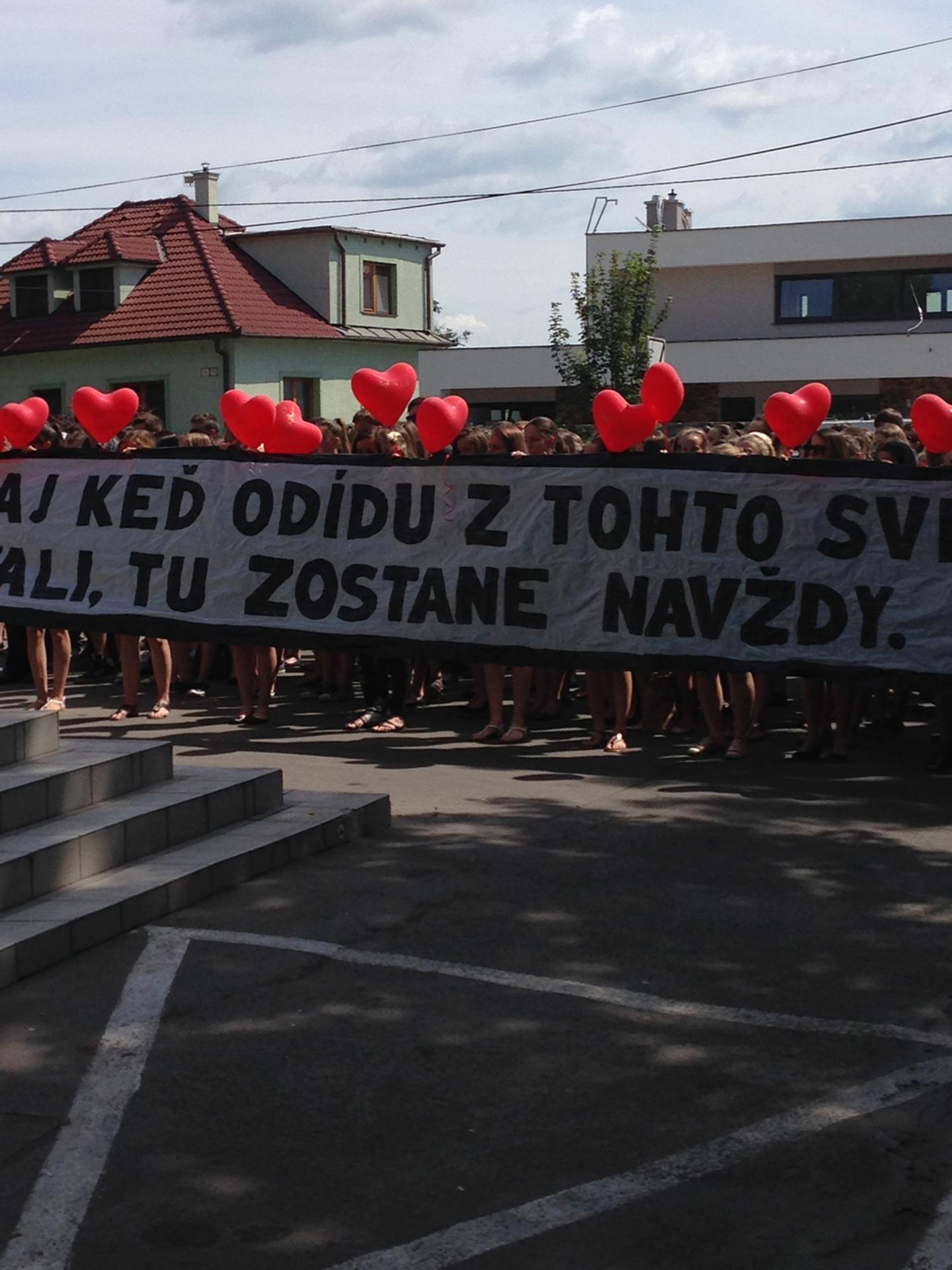 Rozlúčka s mŕtvymi gymnazistkami.