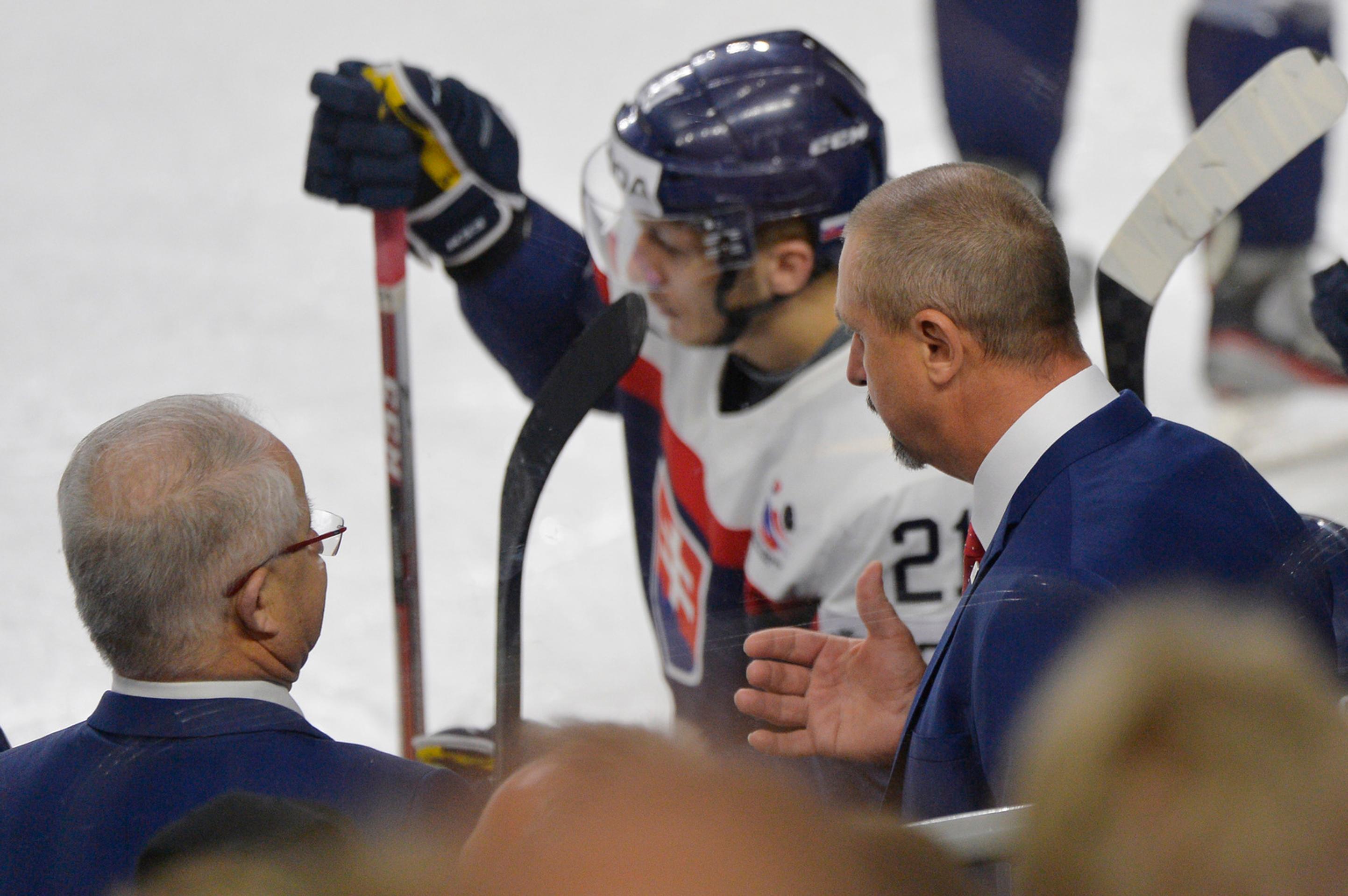 Na snímke sprava tréner slovenskej hokejovej reprezentácie Zdeno Cíger, Tomáš Matoušek a asistent trénera Július Šupler.