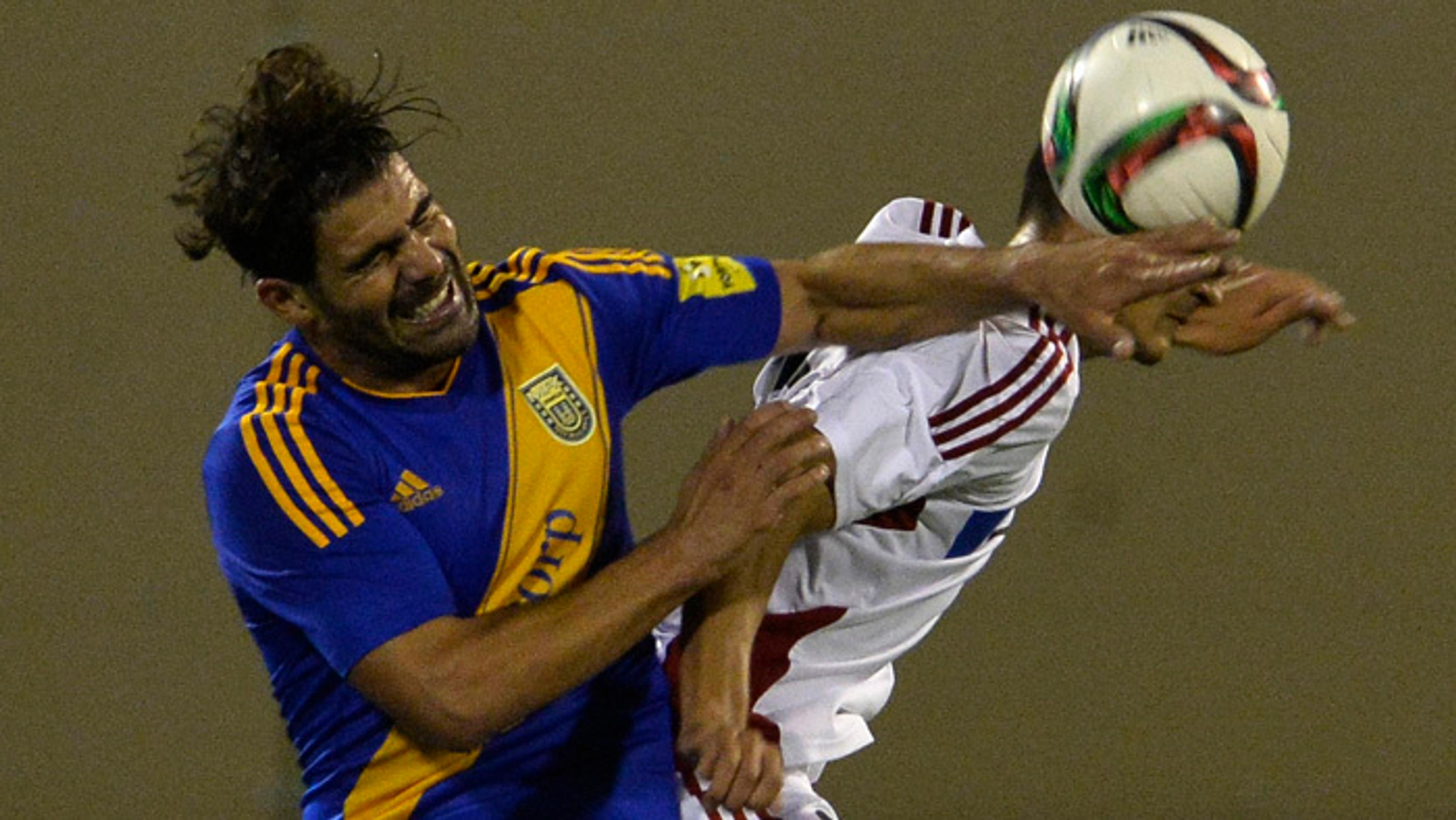 Hráč Michaloviec Samuel Garcia Bayon (vľavo) v hlavičkovom súboji s Trenčanom Martinom Šulekom.