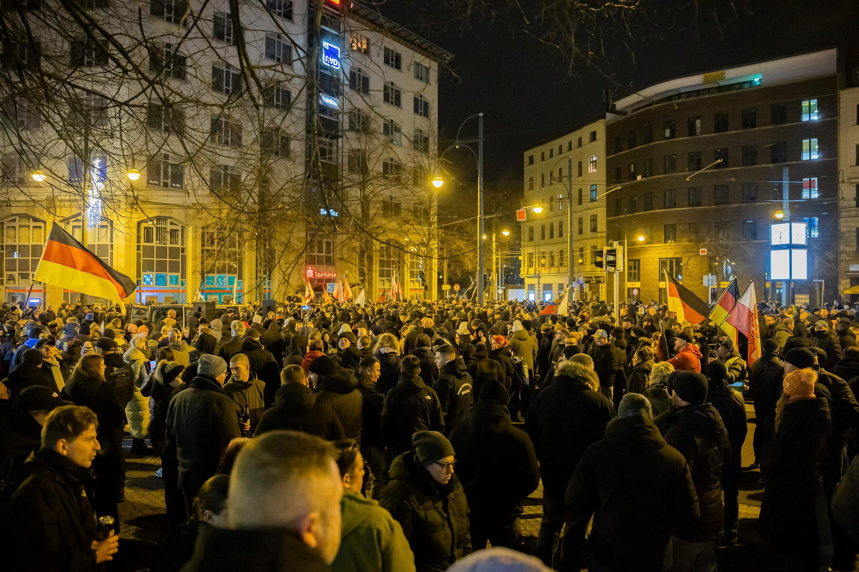 Nemecká krajná pravica počas bohoslužby v Magdeburgu za obete nešťastia.