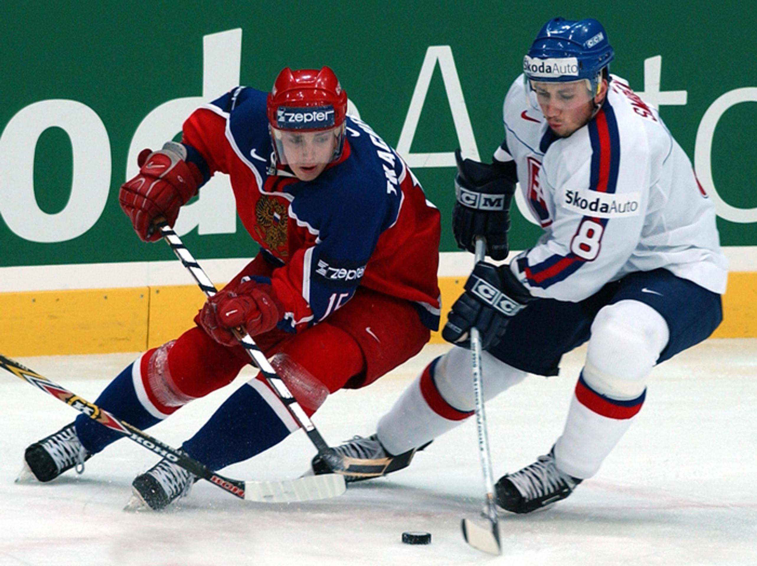 Peter Smrek (vpravo) v súboji o puk s Rusom Ivanom Tkačenkom na MS 2002 v Göteborgu.