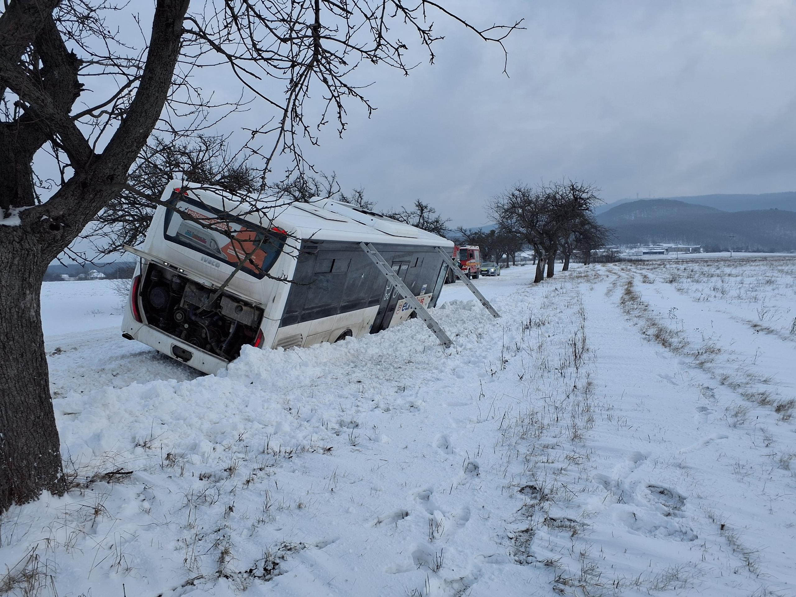 Deti uviazli v autobuse.