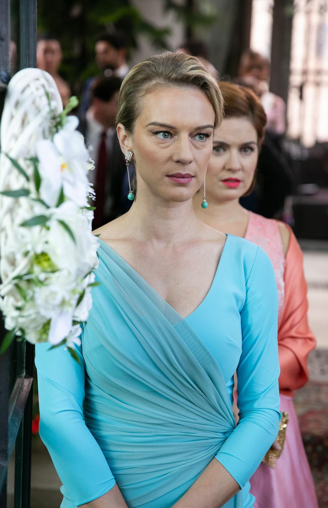 Antónia Lišková a Zuzka Norisová ako Kristína a Miša na Sandrinej svadbe