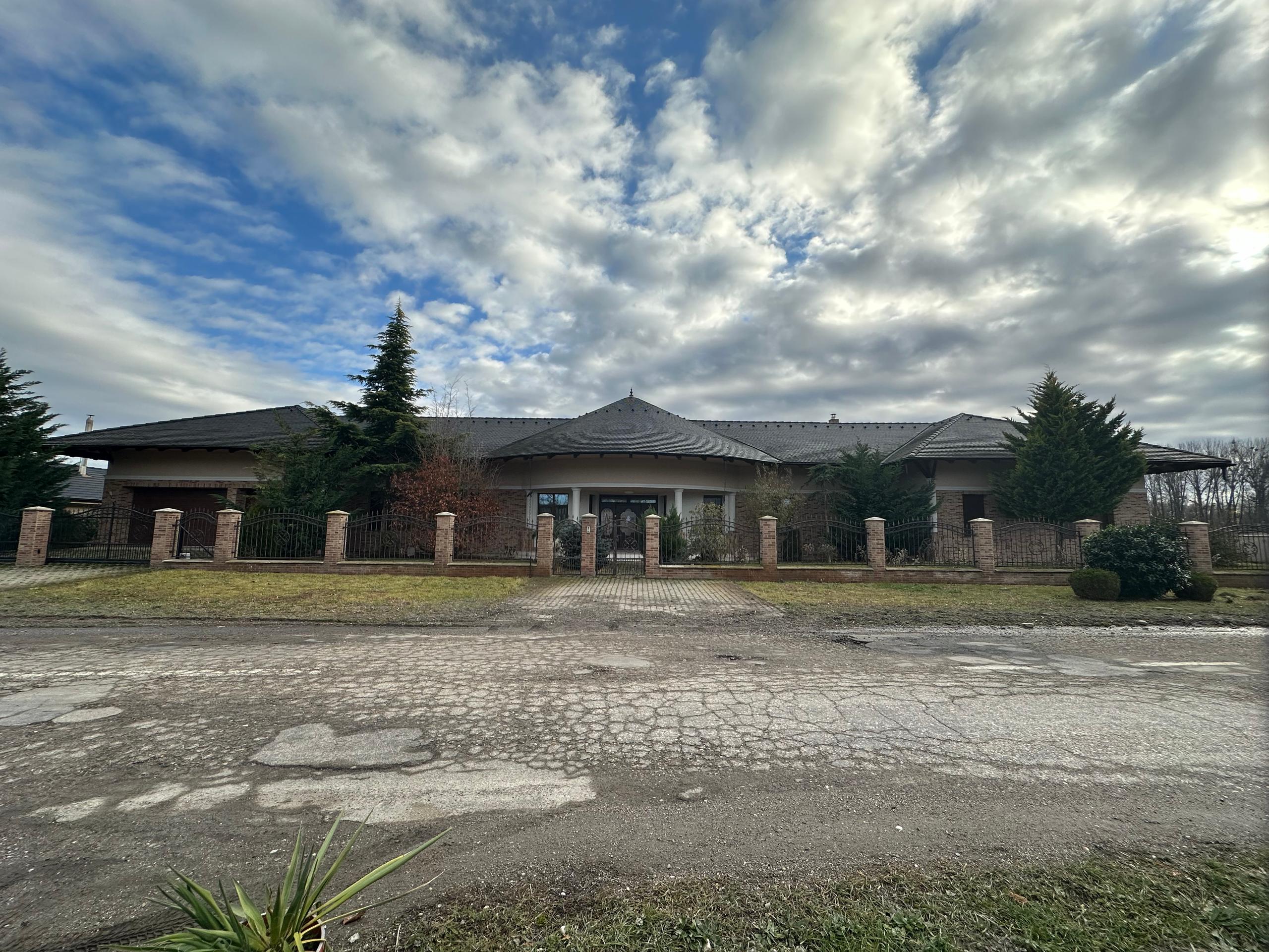 Uprostred dediny, hneď vedľa obecného úradu si Dora po čase postavil obrovskú vilu, ktorá poriadne púta pozornosť. Do práce to tak mal len niekoľko metrov.