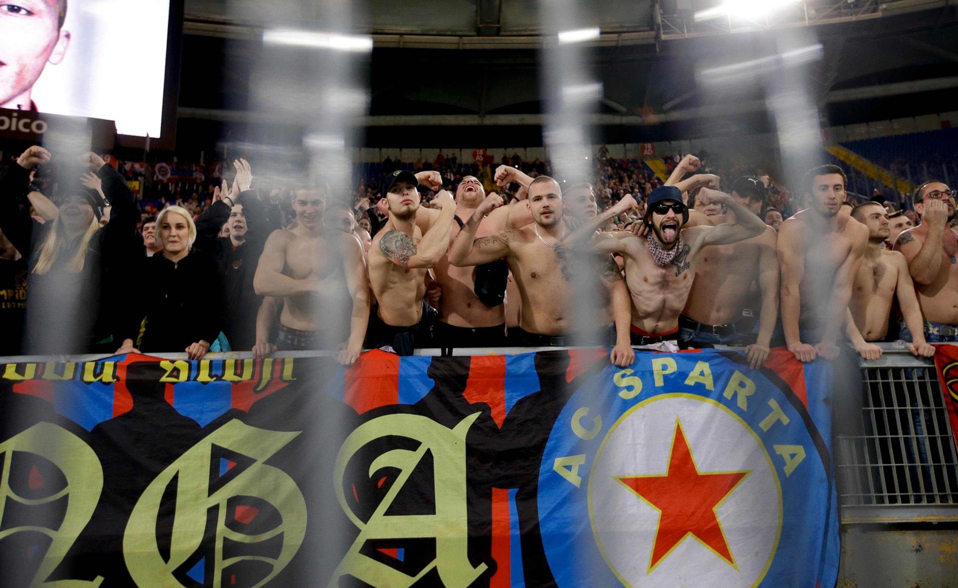 Radosť fanúšikov Sparty Praha na rímskom štadióne Lazia po víťaznom zápase v osemfinále EL UEFA.