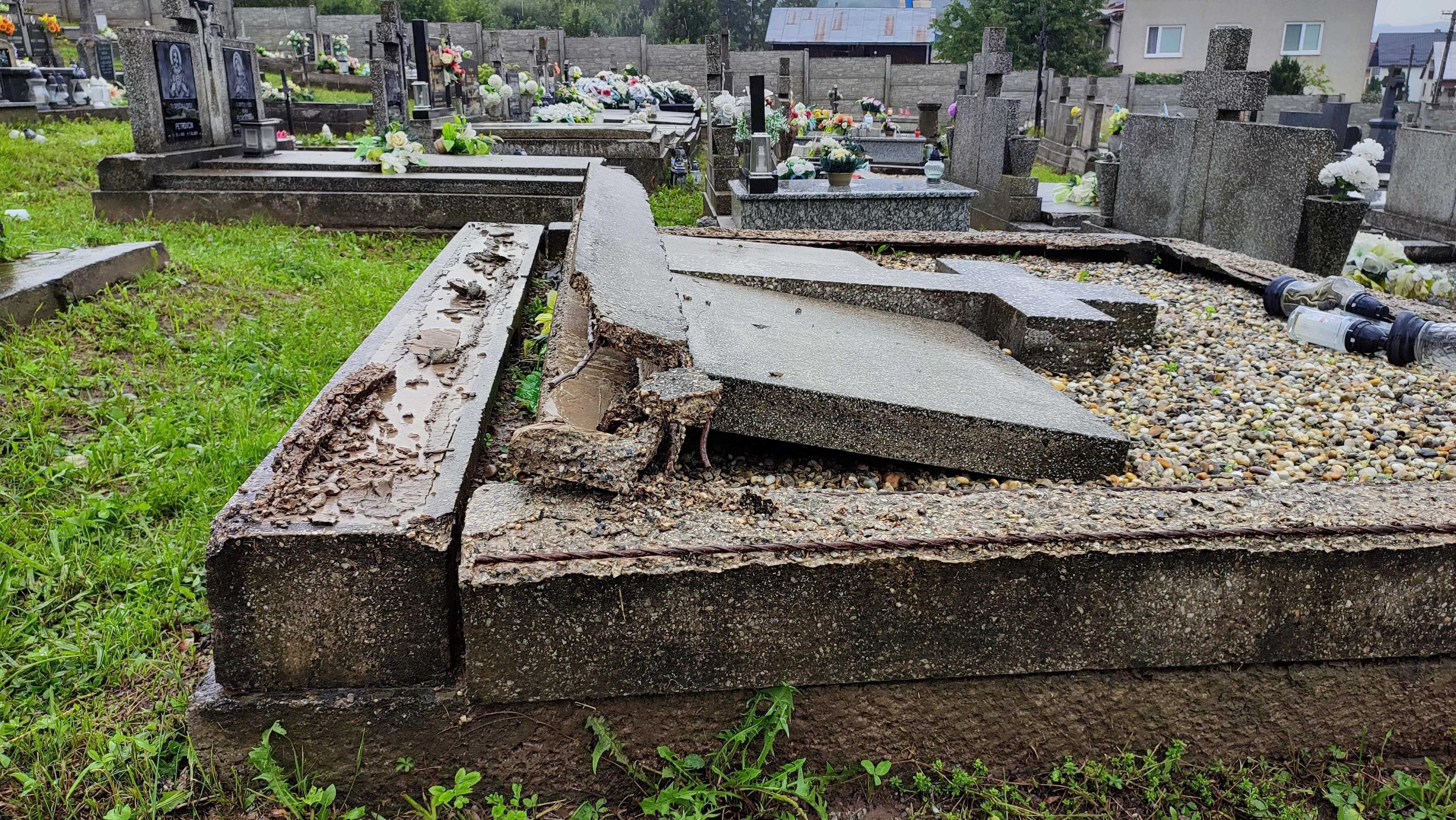 Pováľané náhrobné pomníky v obci Hankovce.