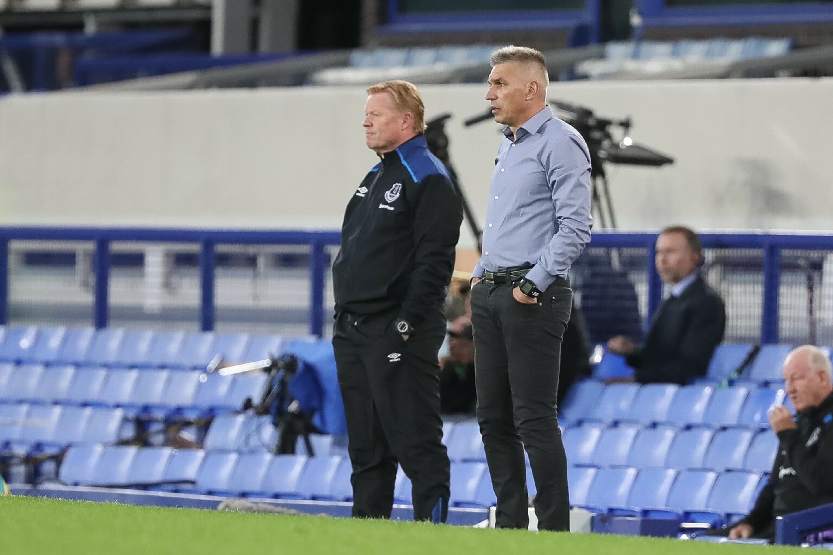 Sprava tréner Ružomberka Norbert Hrnčár a tréner Evertonu Ronald Koeman počas prvého duelu 3. predkola EL.